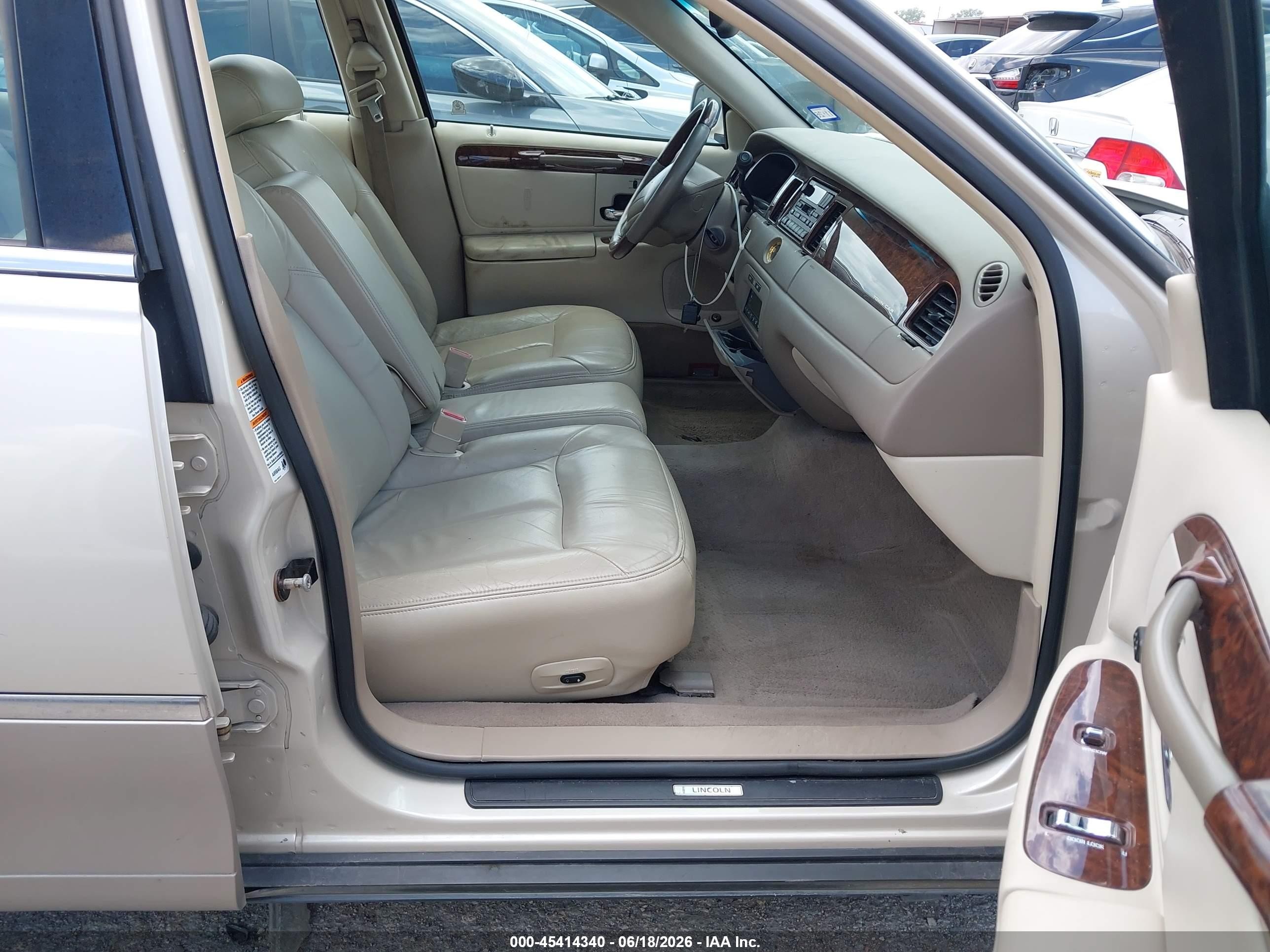 2002 Lincoln Town Car Cartier Gold vin: 1LNHM83W32Y645876