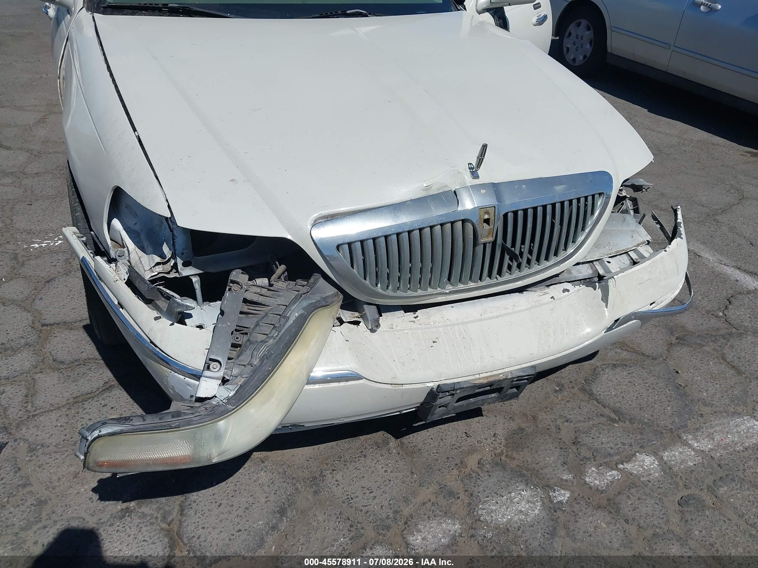2004 Lincoln Town Car Ultimate White vin: 1LNHM83W34Y606921