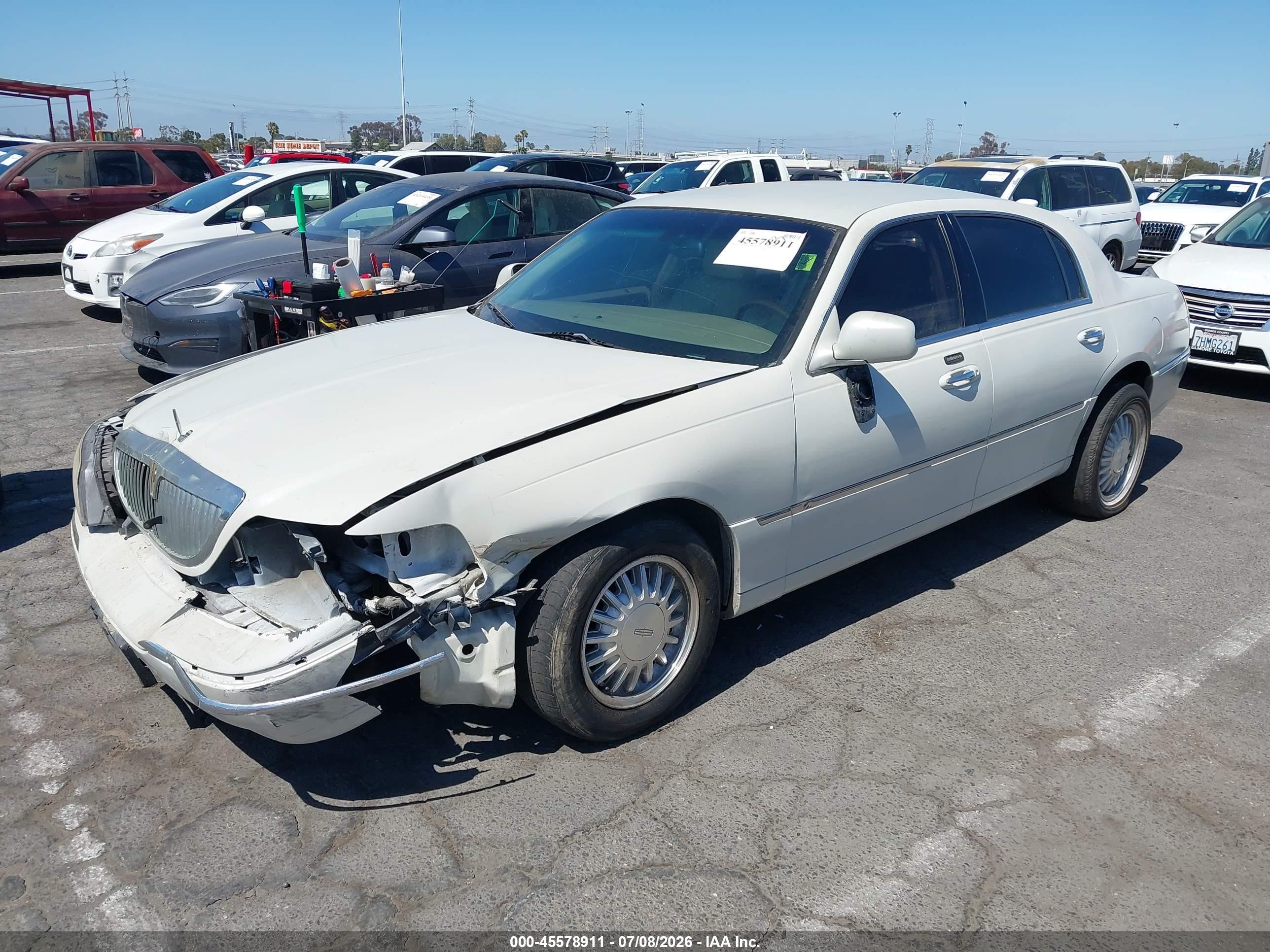 2004 Lincoln Town Car Ultimate White vin: 1LNHM83W34Y606921