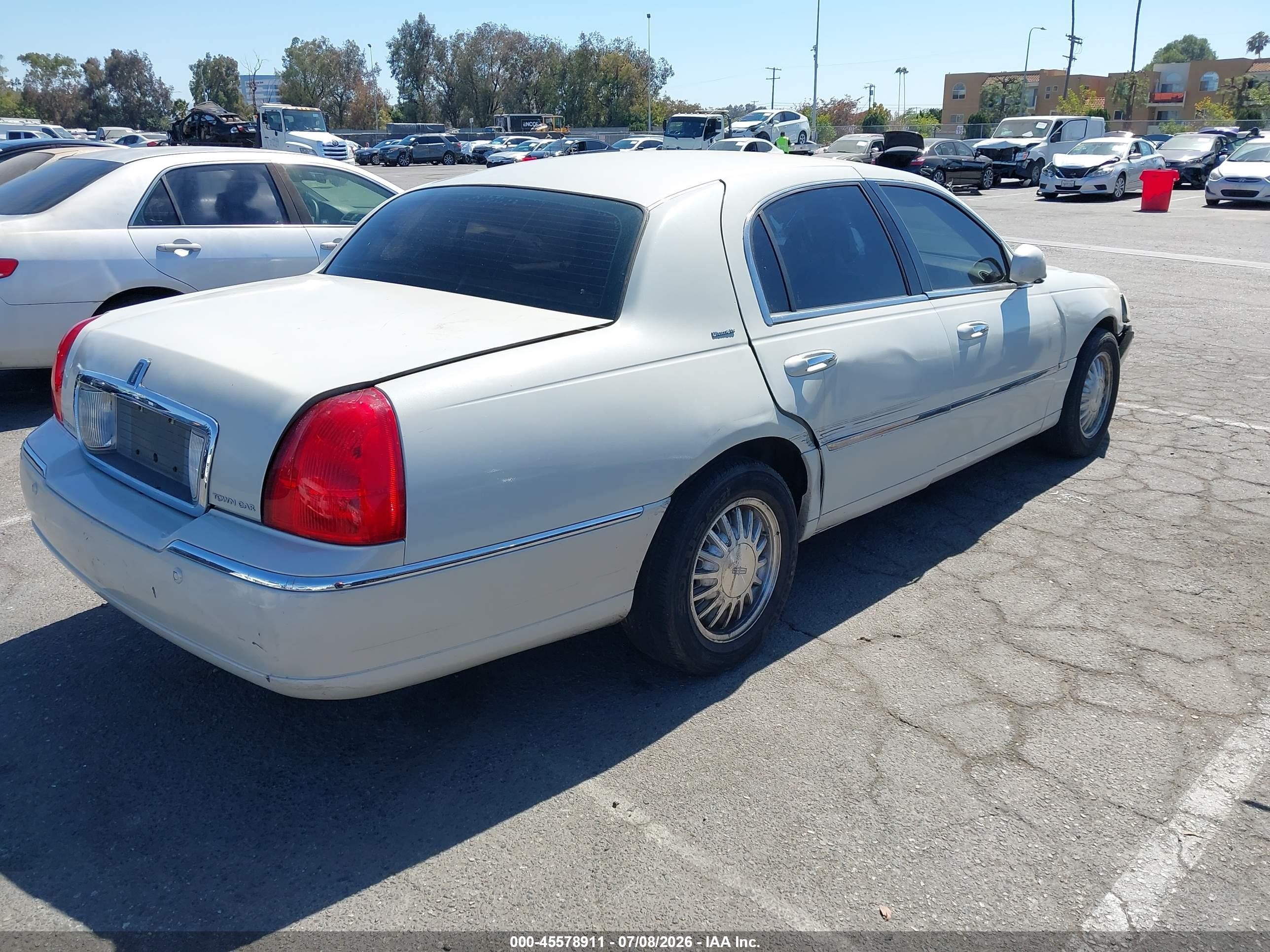2004 Lincoln Town Car Ultimate White vin: 1LNHM83W34Y606921