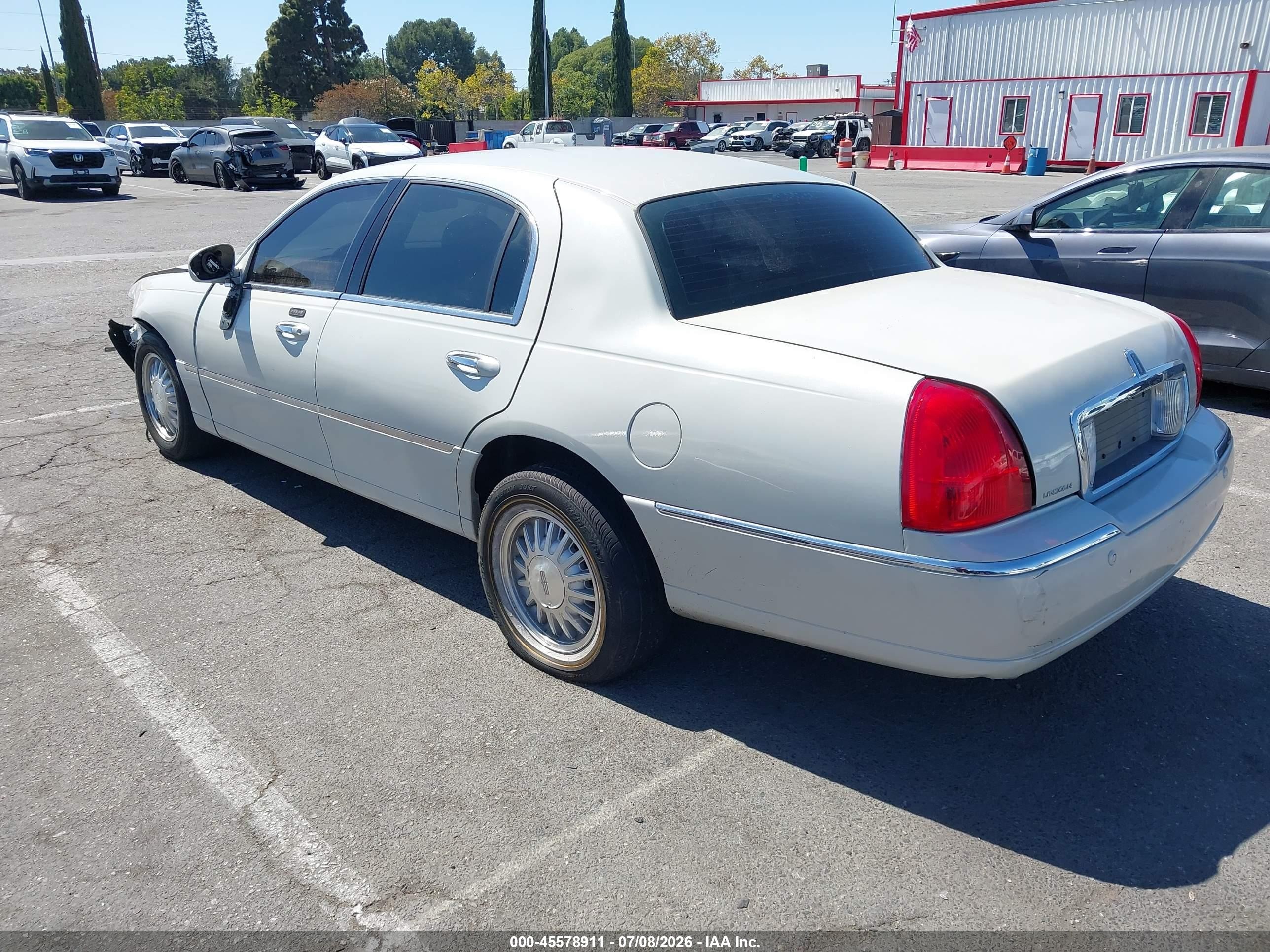 2004 Lincoln Town Car Ultimate White vin: 1LNHM83W34Y606921