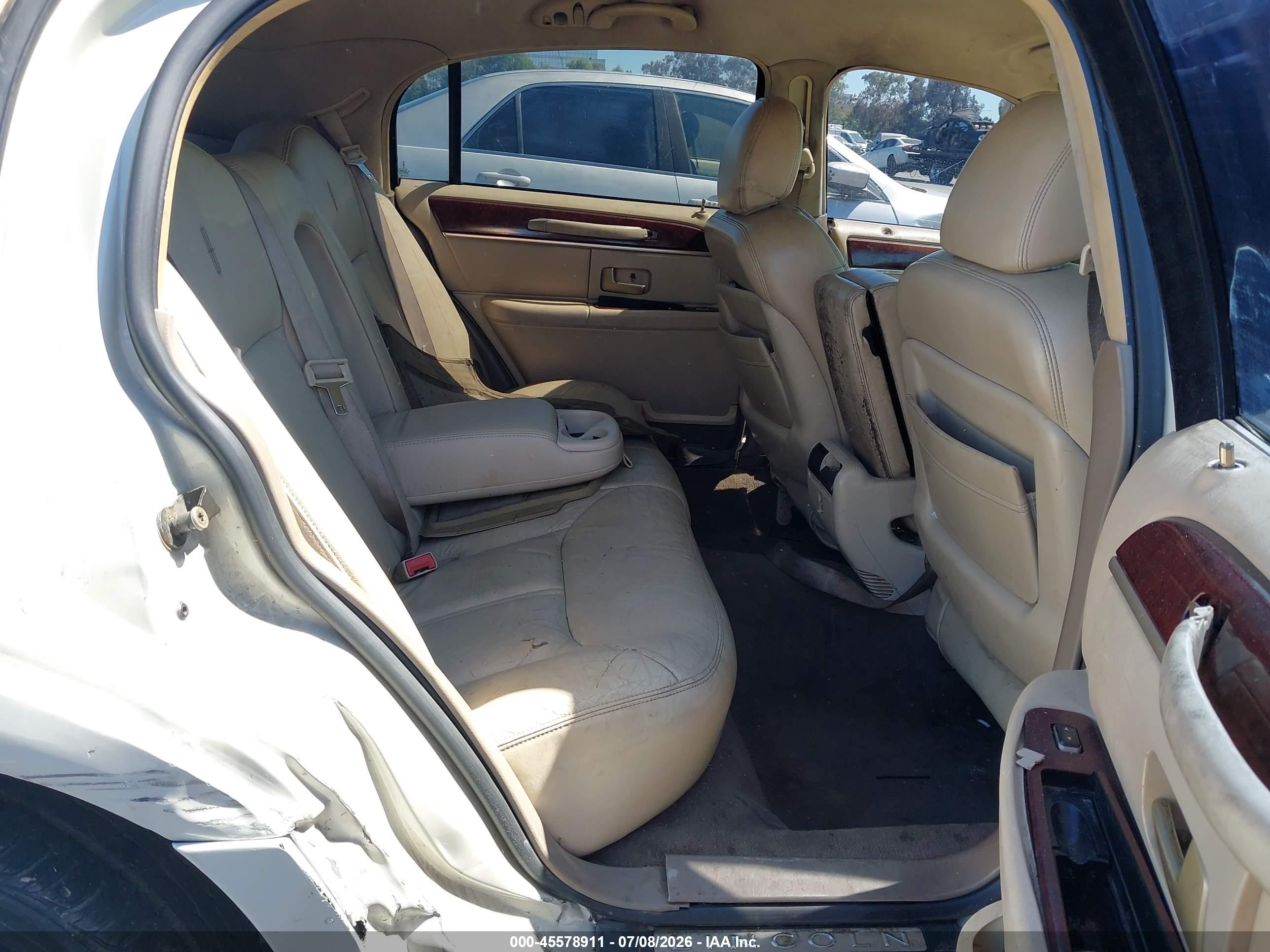 2004 Lincoln Town Car Ultimate White vin: 1LNHM83W34Y606921