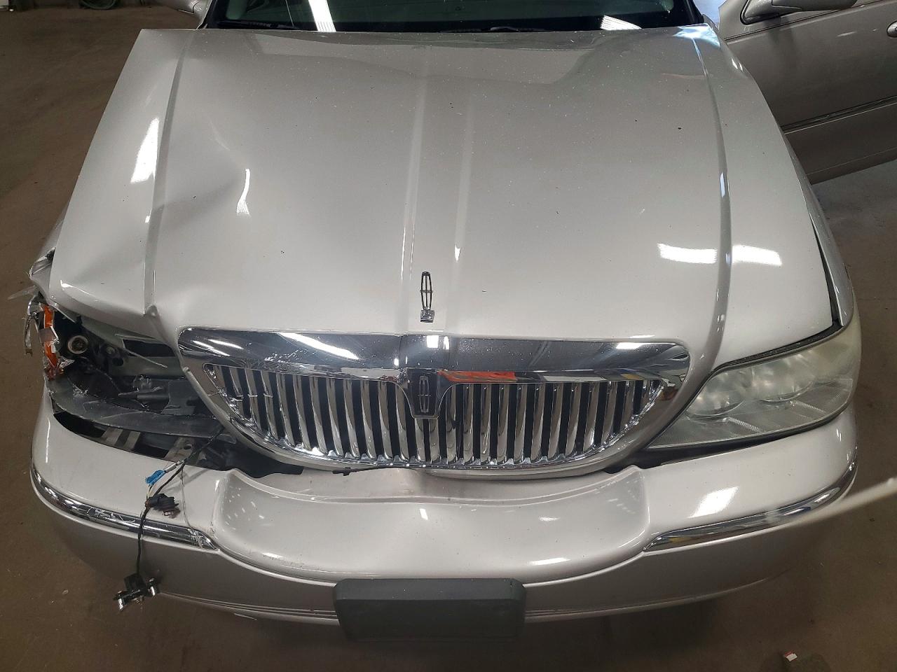 2004 Lincoln Town Car Ultimate Silver vin: 1LNHM83W34Y615599