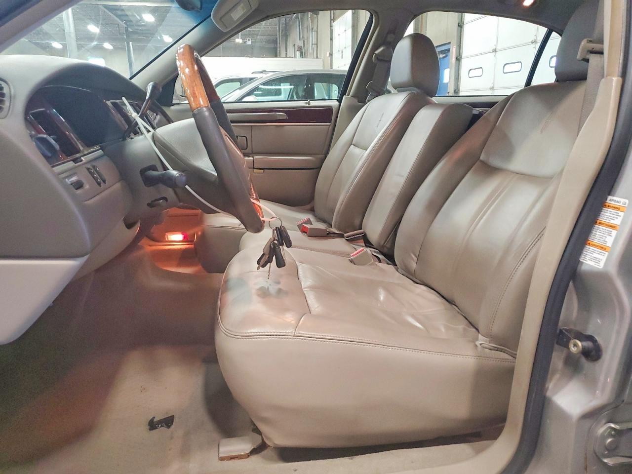 2004 Lincoln Town Car Ultimate Silver vin: 1LNHM83W34Y615599