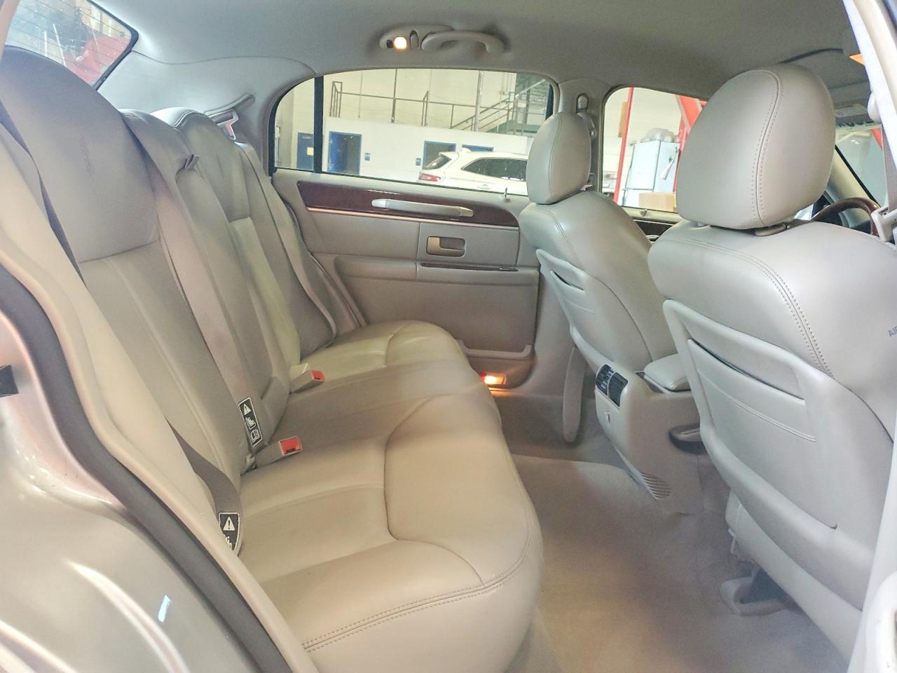 2004 Lincoln Town Car Ultimate Silver vin: 1LNHM83W34Y615599