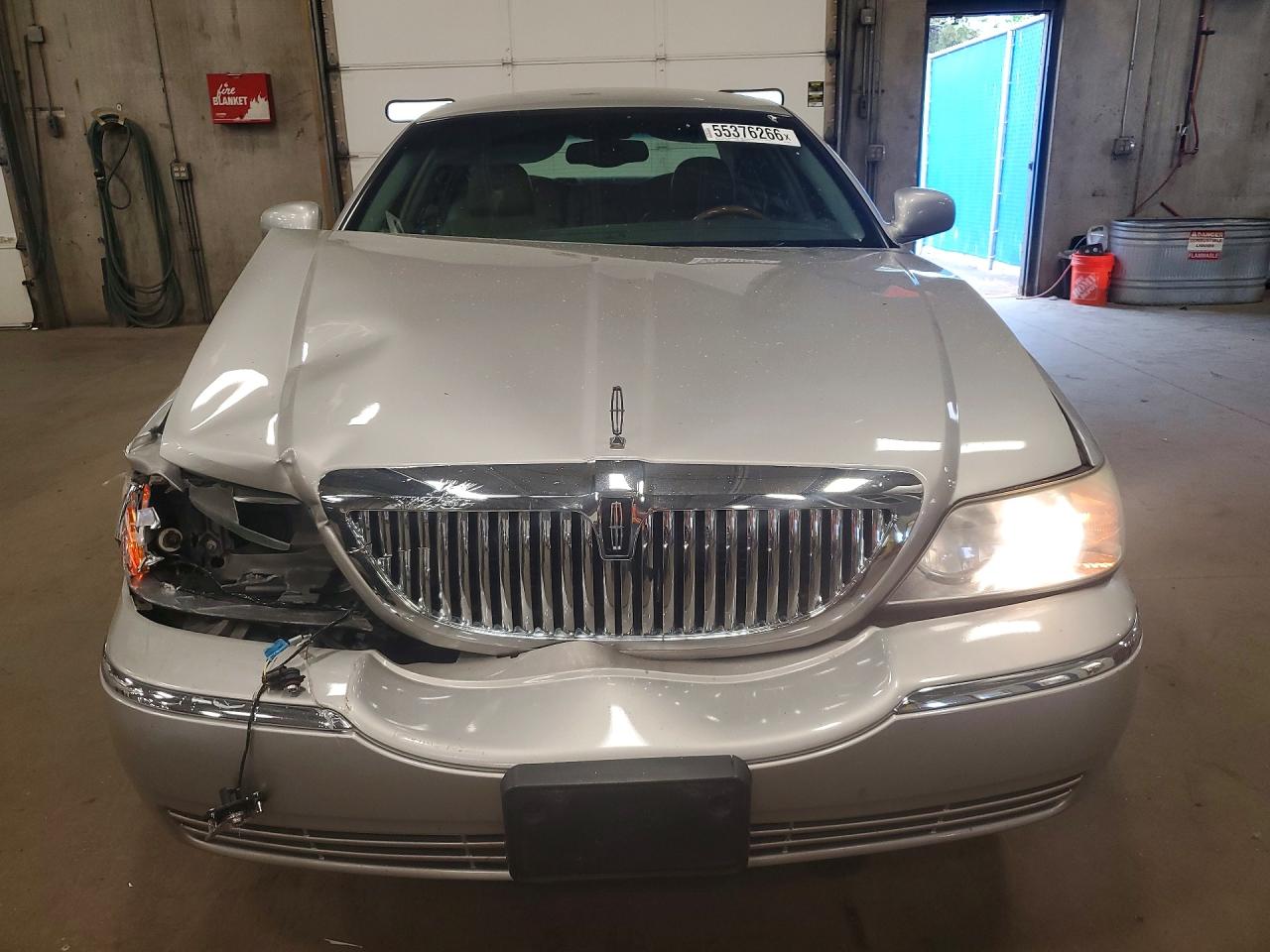 2004 Lincoln Town Car Ultimate Silver vin: 1LNHM83W34Y615599