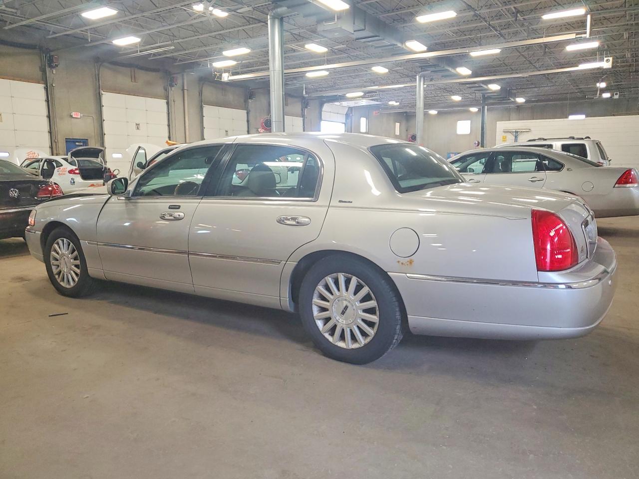 2004 Lincoln Town Car Ultimate Silver vin: 1LNHM83W34Y615599