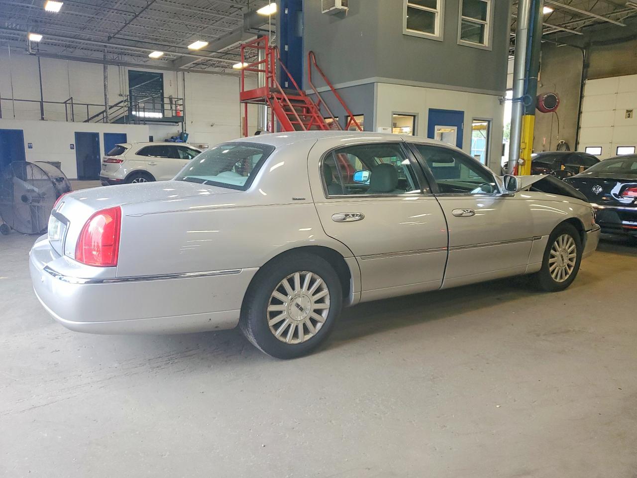 2004 Lincoln Town Car Ultimate Silver vin: 1LNHM83W34Y615599