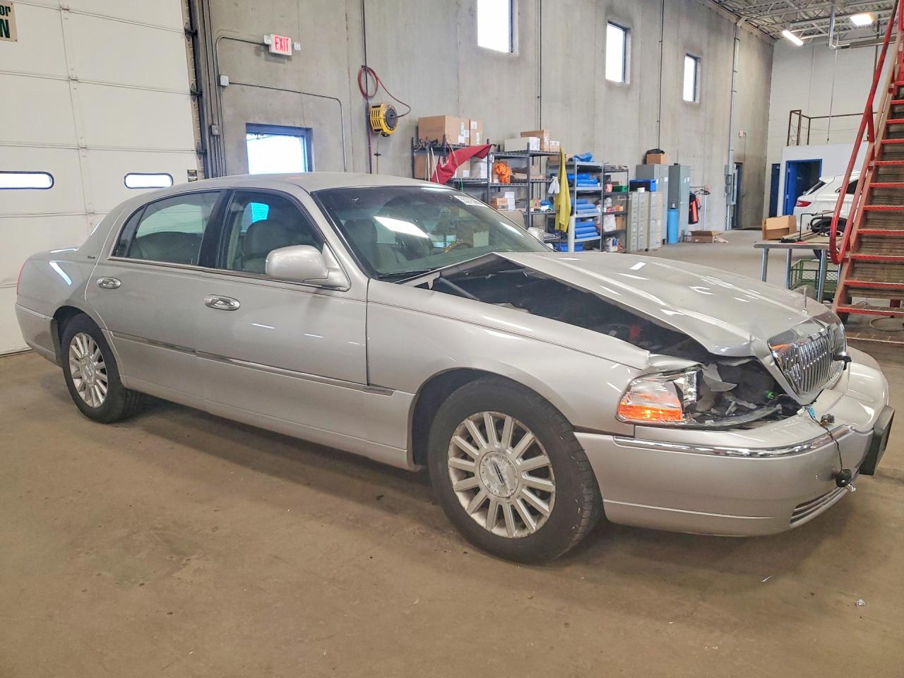 2004 Lincoln Town Car Ultimate Silver vin: 1LNHM83W34Y615599