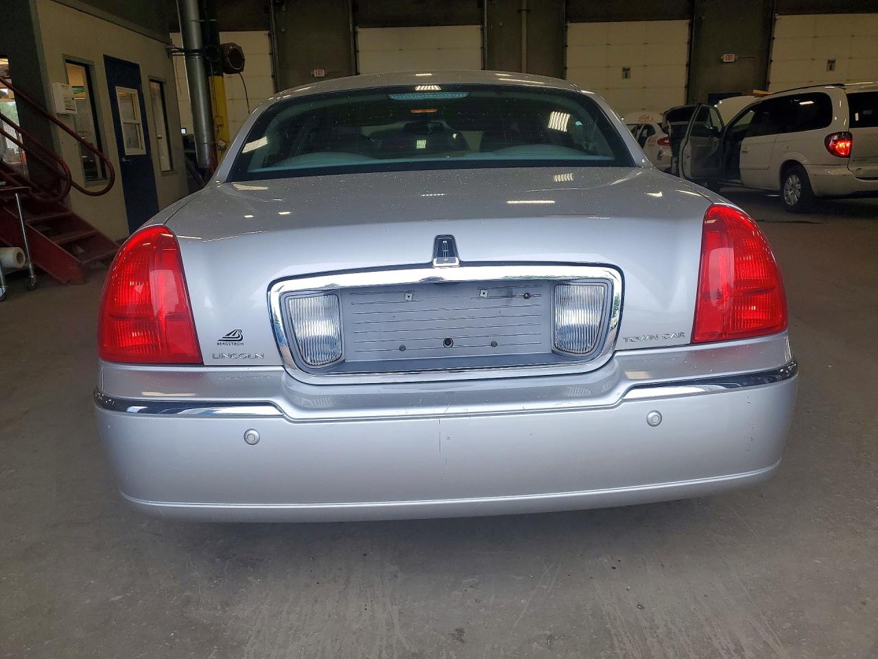 2004 Lincoln Town Car Ultimate Silver vin: 1LNHM83W34Y615599