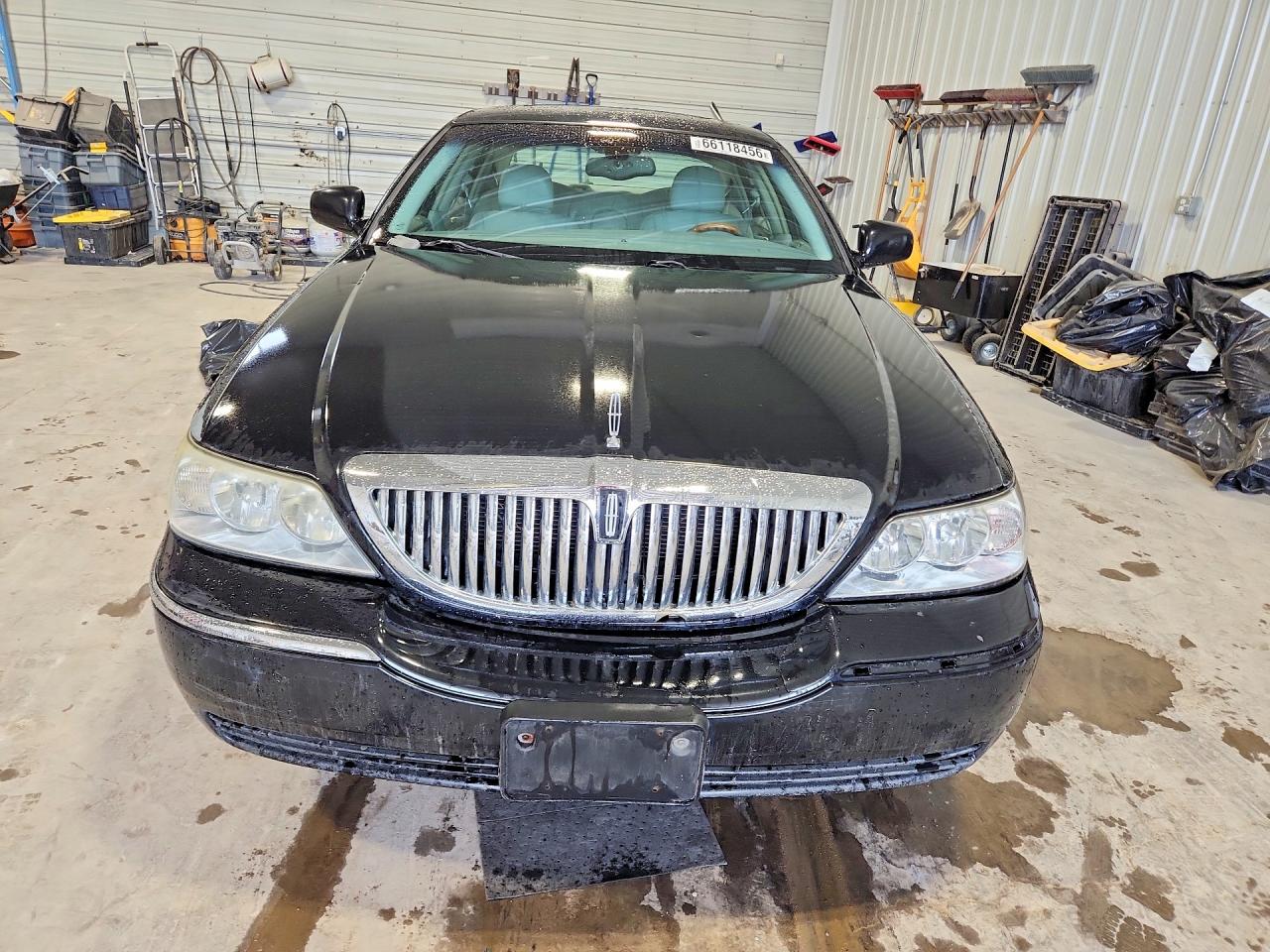 2004 Lincoln Town Car Ultimate Black vin: 1LNHM83W34Y619295