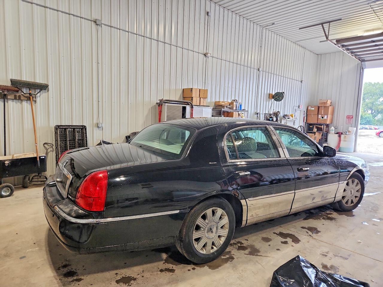 2004 Lincoln Town Car Ultimate Black vin: 1LNHM83W34Y619295
