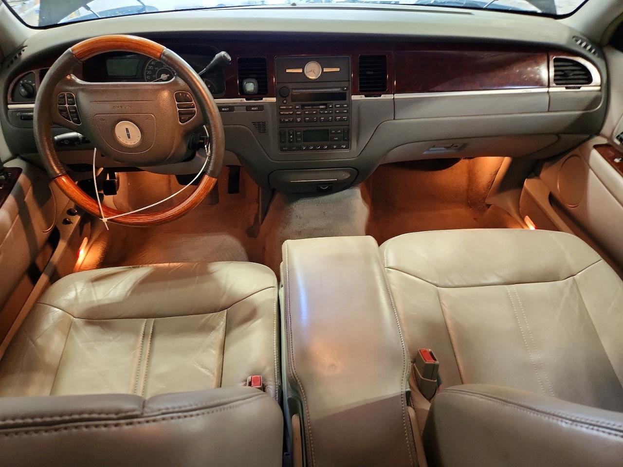 2004 Lincoln Town Car Ultimate Black vin: 1LNHM83W34Y619295