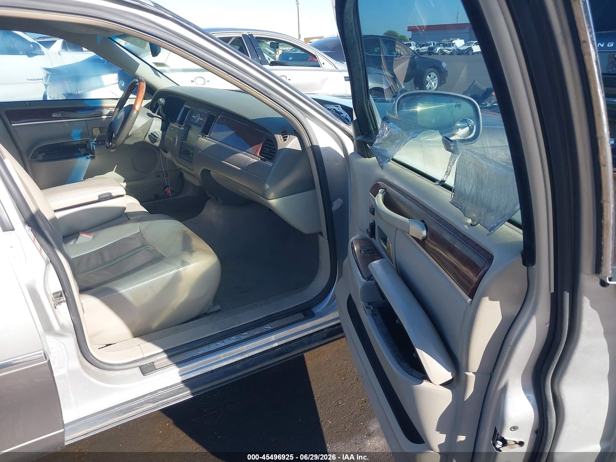 2004 Lincoln Town Car Ultimate Silver vin: 1LNHM83W34Y649929