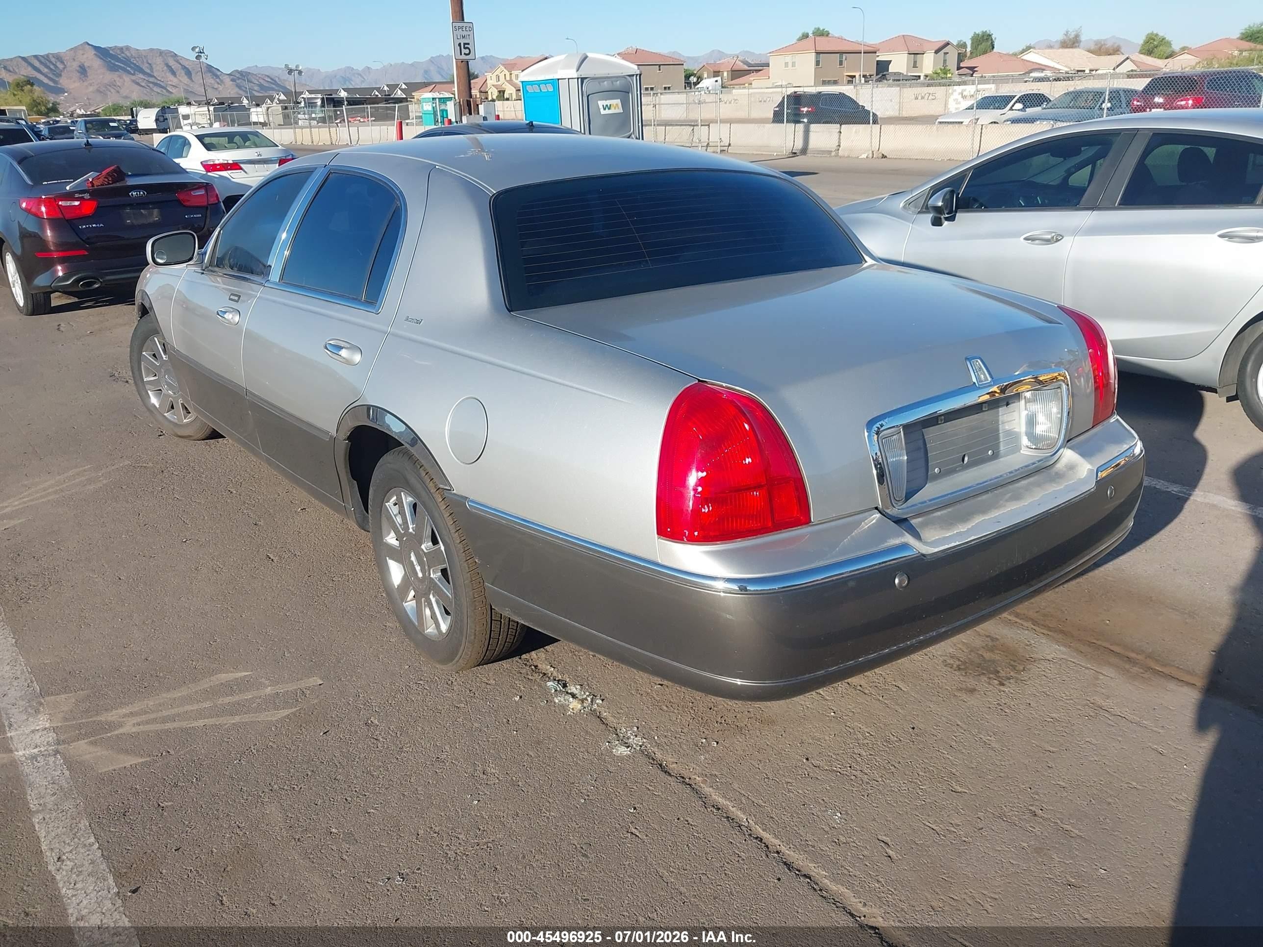 2004 Lincoln Town Car Ultimate Silver vin: 1LNHM83W34Y649929