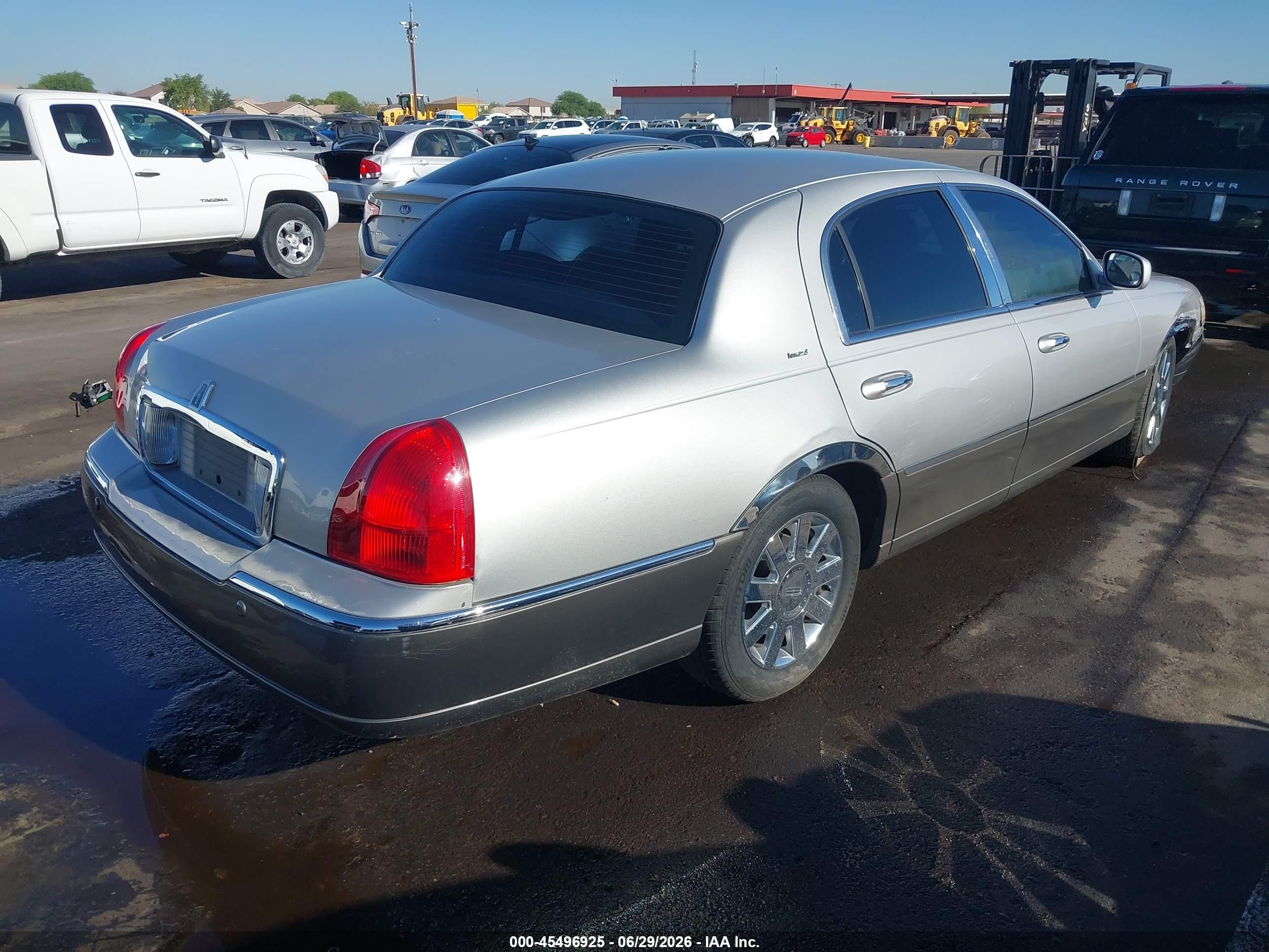2004 Lincoln Town Car Ultimate Silver vin: 1LNHM83W34Y649929