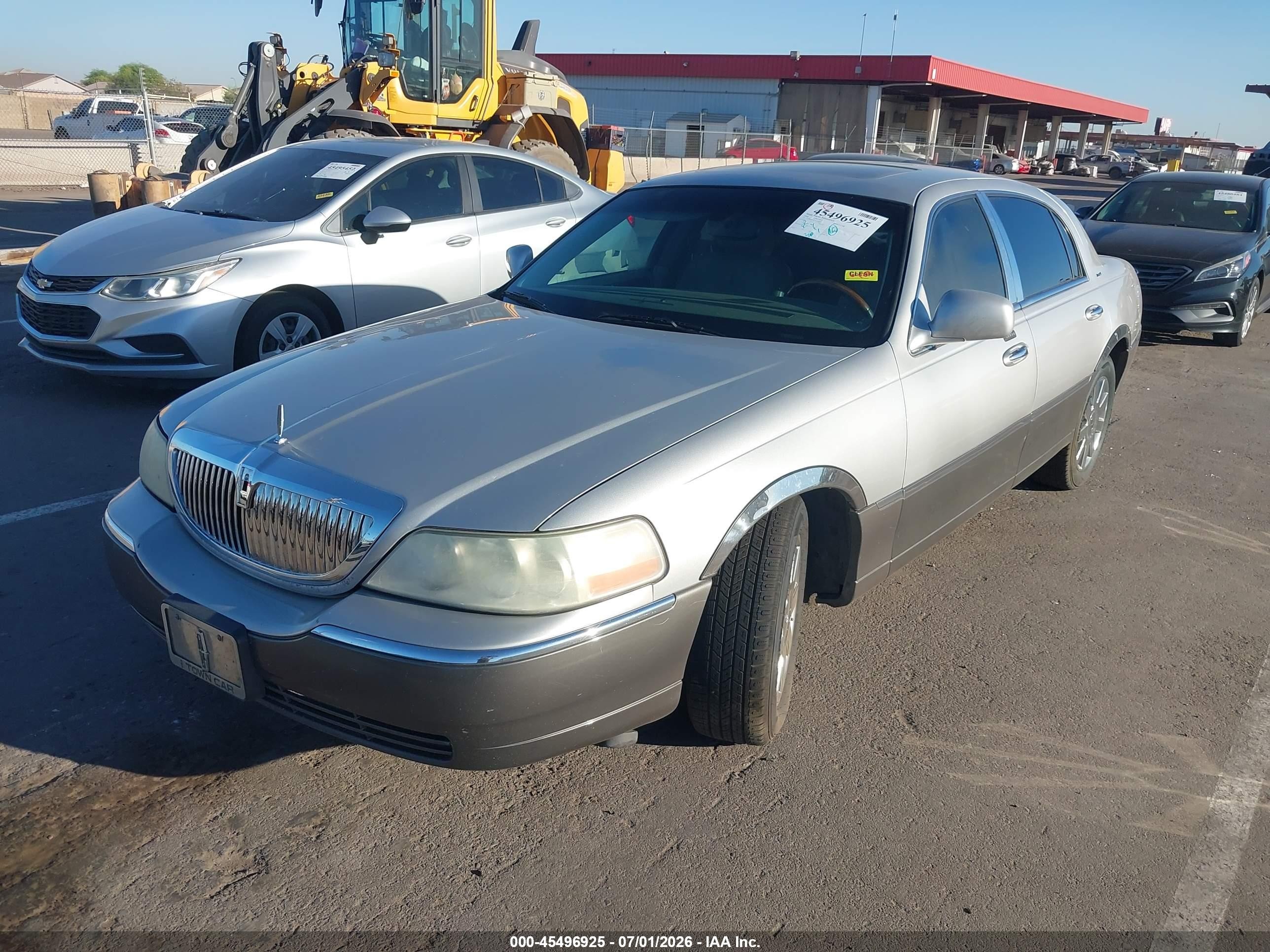 2004 Lincoln Town Car Ultimate Silver vin: 1LNHM83W34Y649929