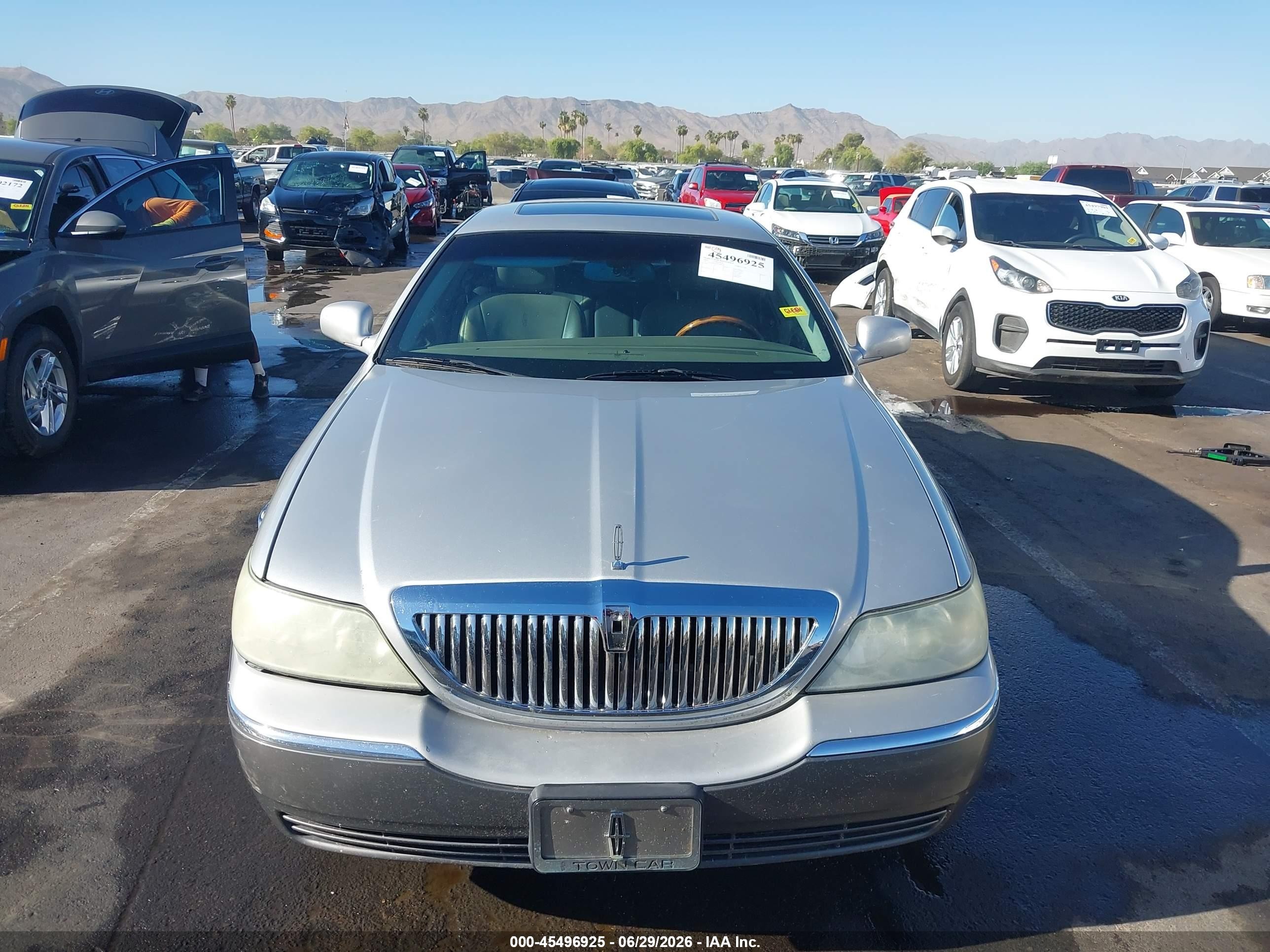 2004 Lincoln Town Car Ultimate Silver vin: 1LNHM83W34Y649929