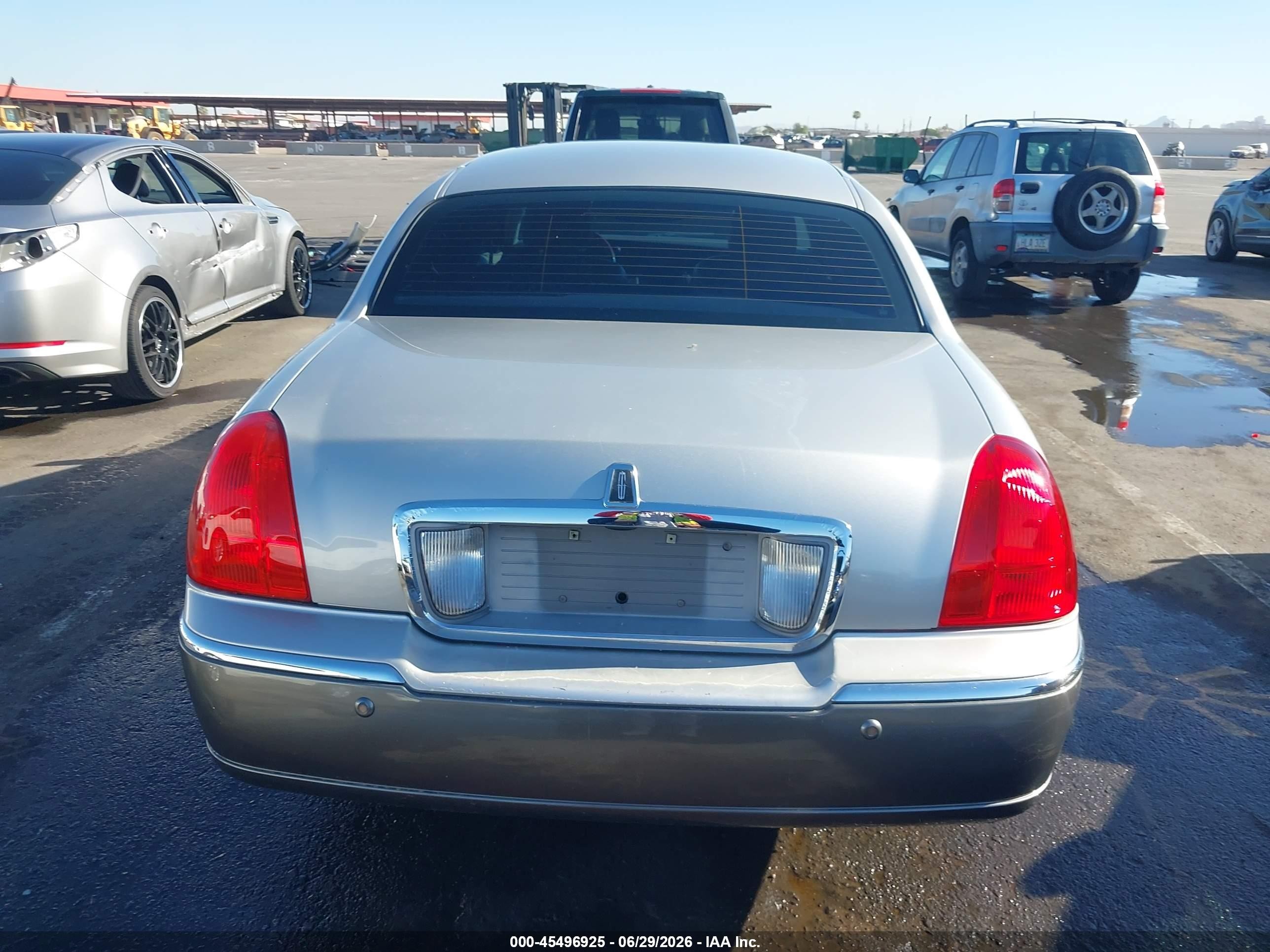 2004 Lincoln Town Car Ultimate Silver vin: 1LNHM83W34Y649929