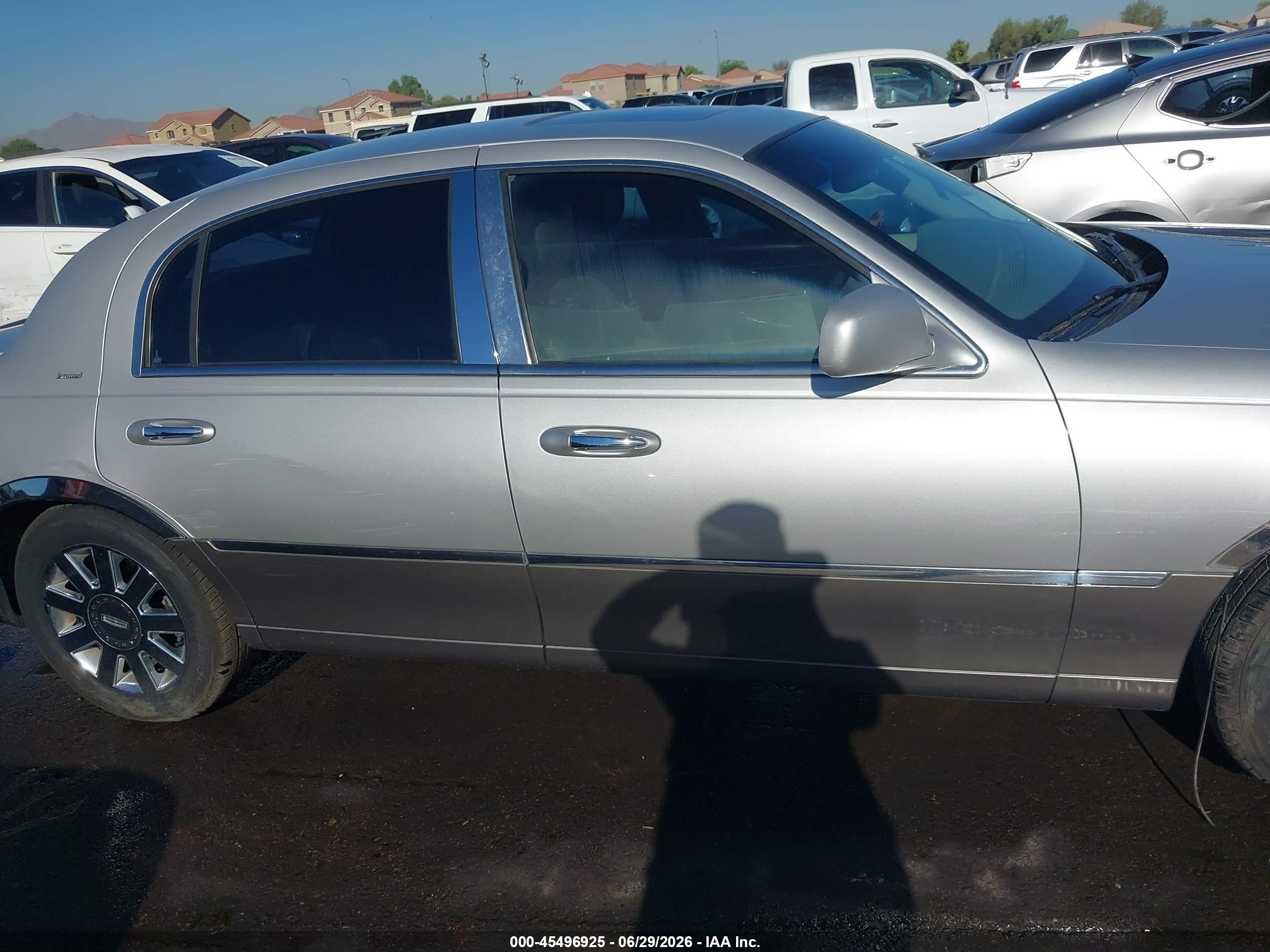 2004 Lincoln Town Car Ultimate Silver vin: 1LNHM83W34Y649929