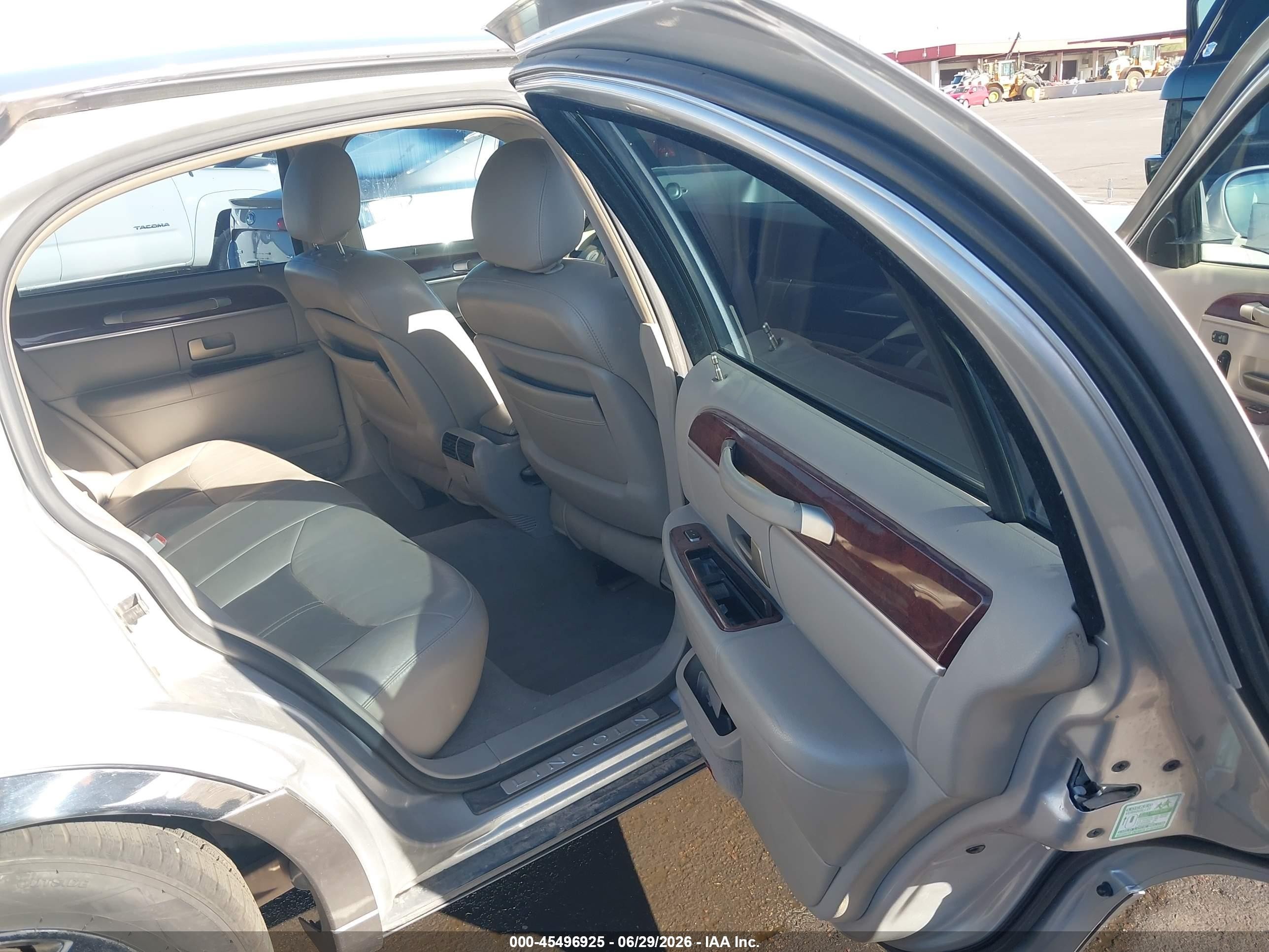 2004 Lincoln Town Car Ultimate Silver vin: 1LNHM83W34Y649929