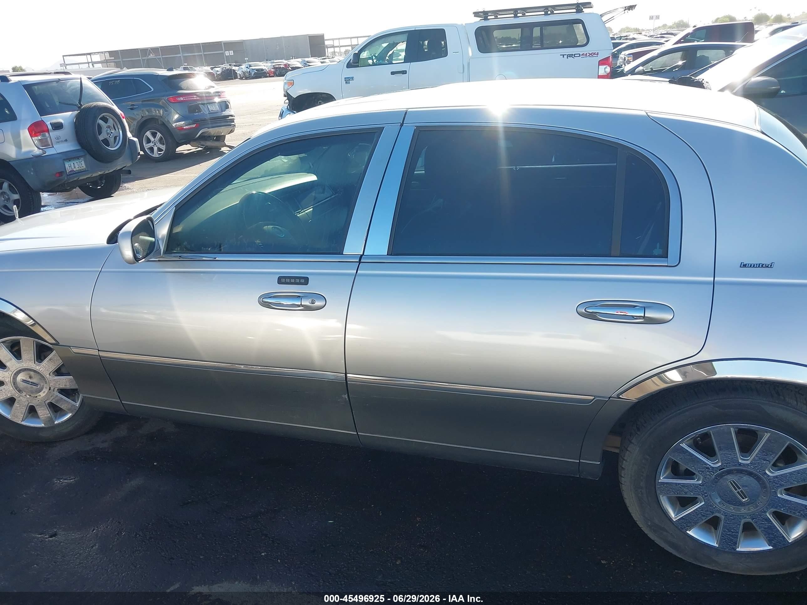 2004 Lincoln Town Car Ultimate Silver vin: 1LNHM83W34Y649929