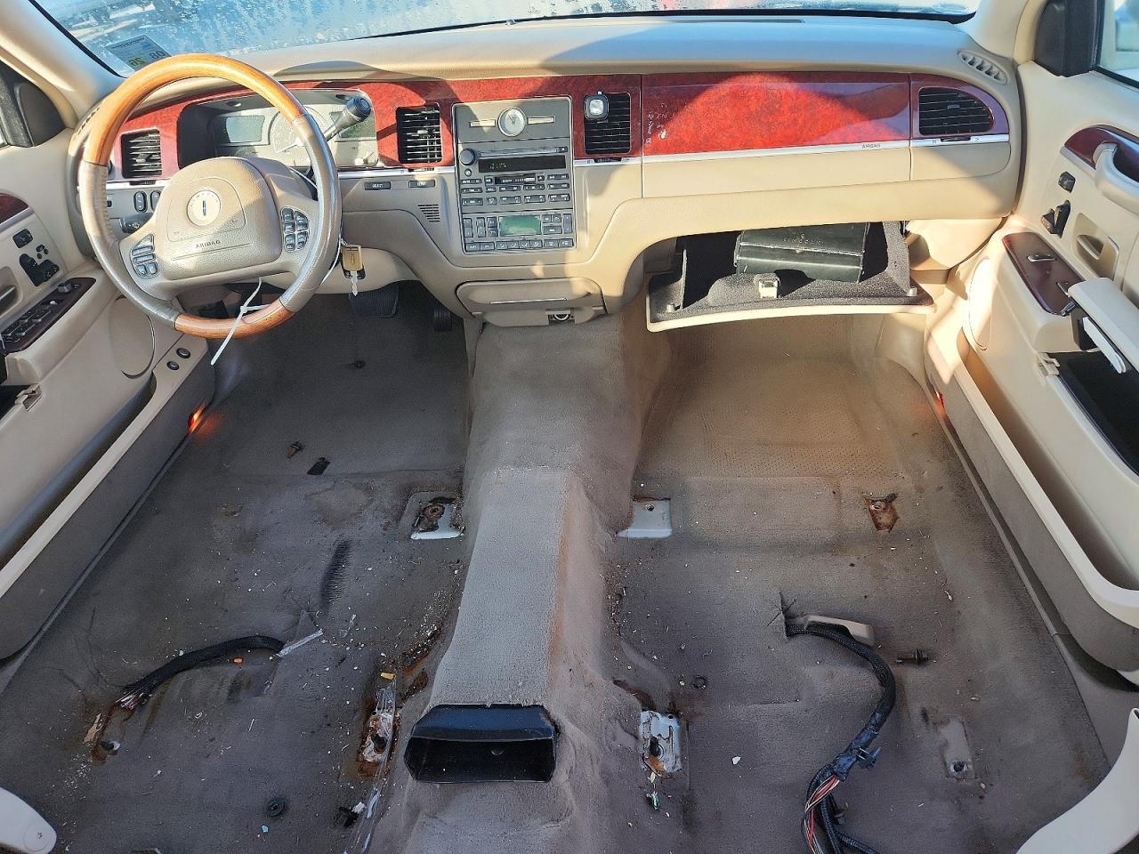 2004 Lincoln Town Car Ultimate Tan vin: 1LNHM83W34Y654225