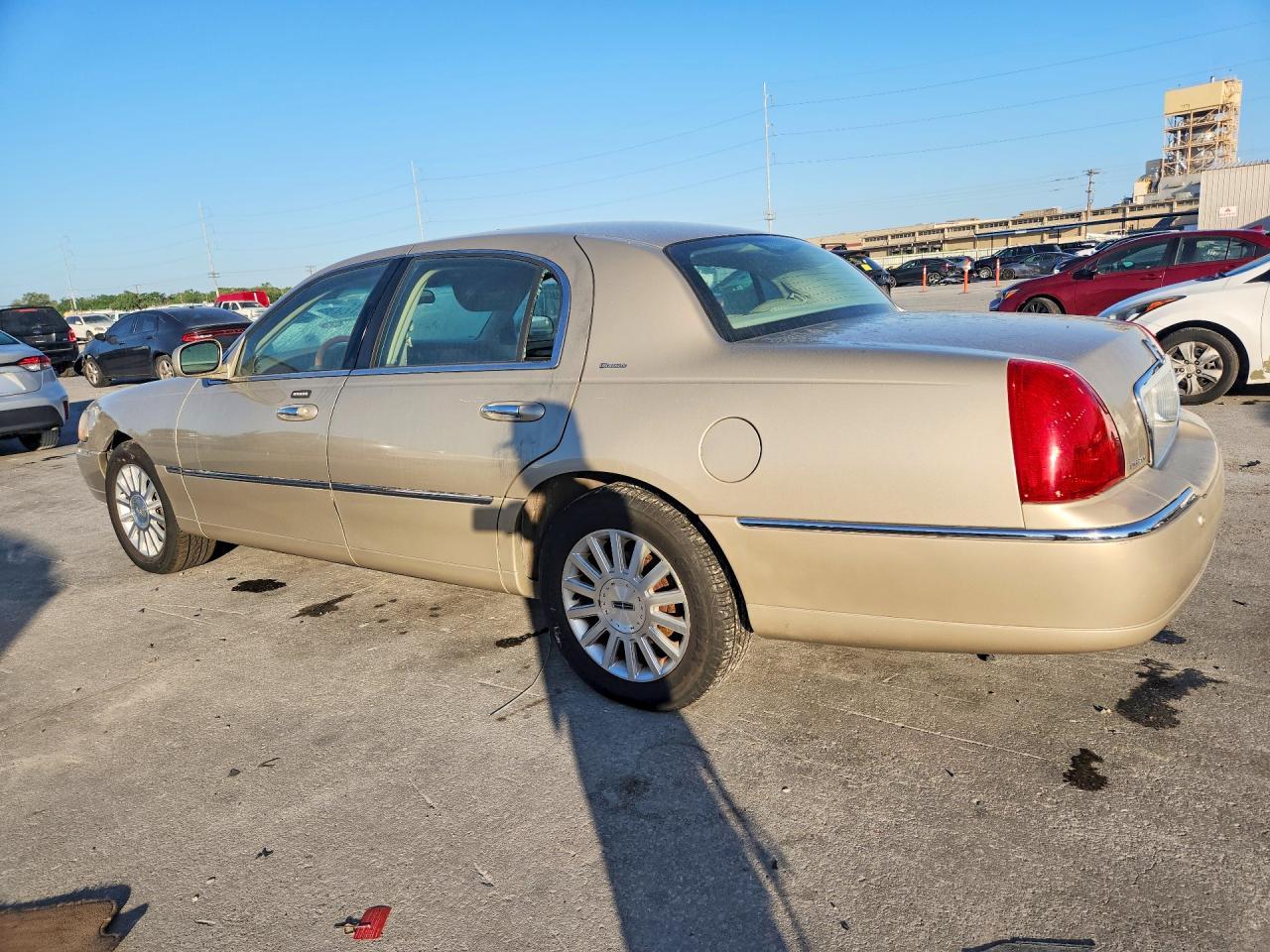 2004 Lincoln Town Car Ultimate Tan vin: 1LNHM83W34Y654225