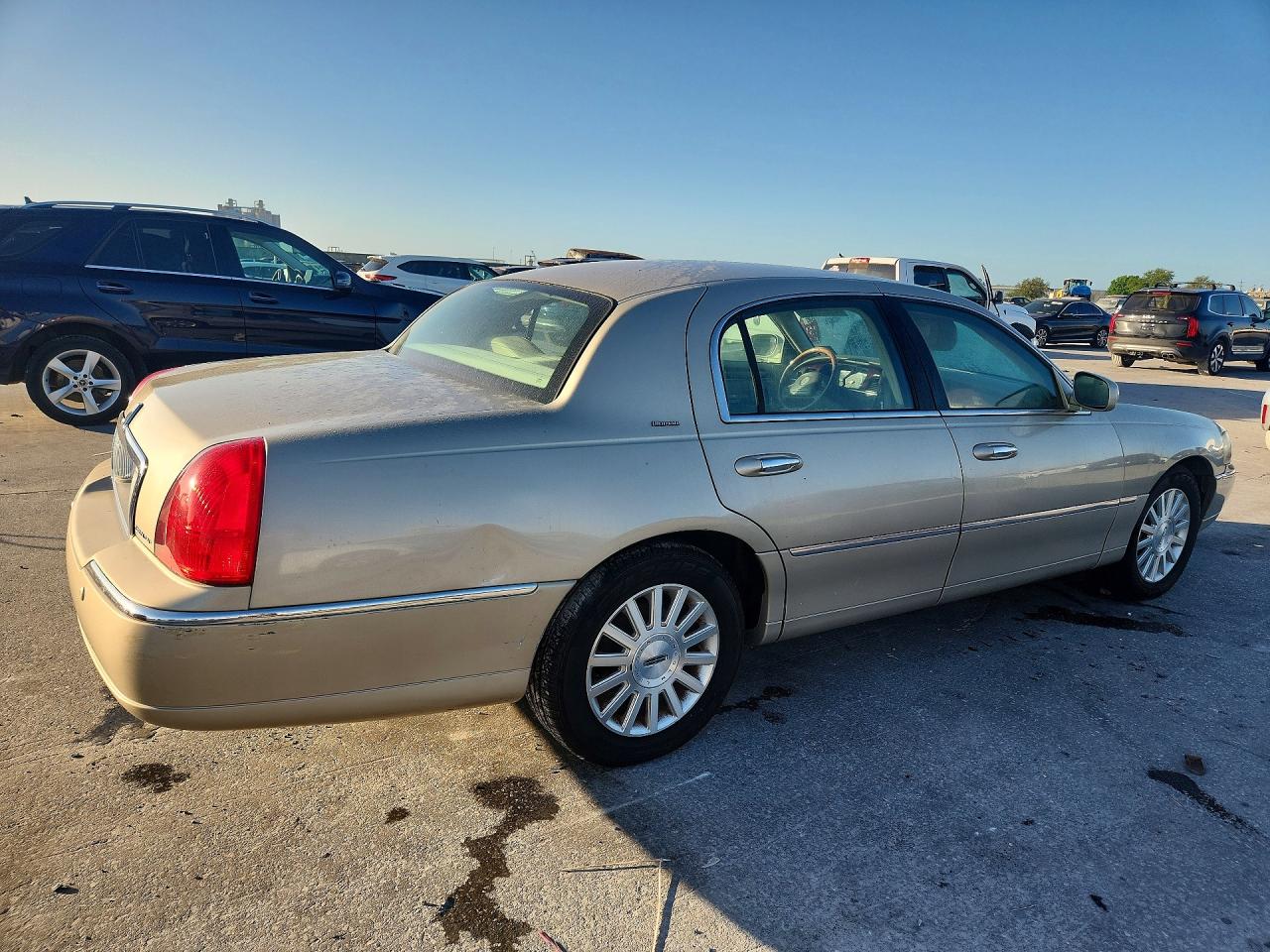 2004 Lincoln Town Car Ultimate Tan vin: 1LNHM83W34Y654225