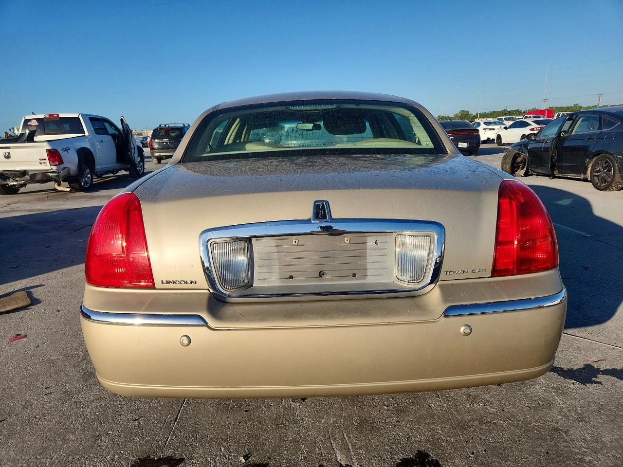 2004 Lincoln Town Car Ultimate Tan vin: 1LNHM83W34Y654225