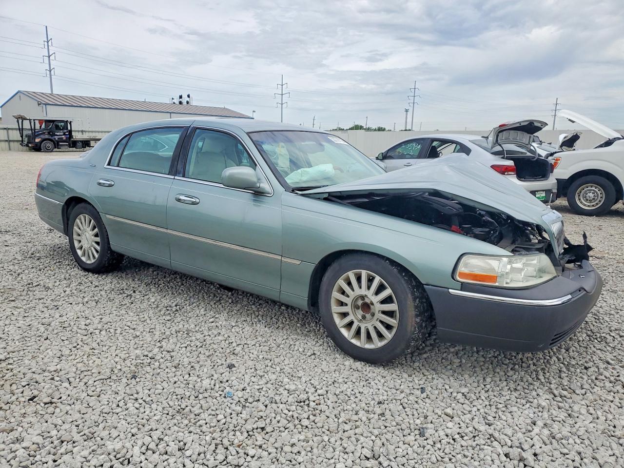2004 Lincoln Town Car Ultimate Turquoise vin: 1LNHM83W34Y657366