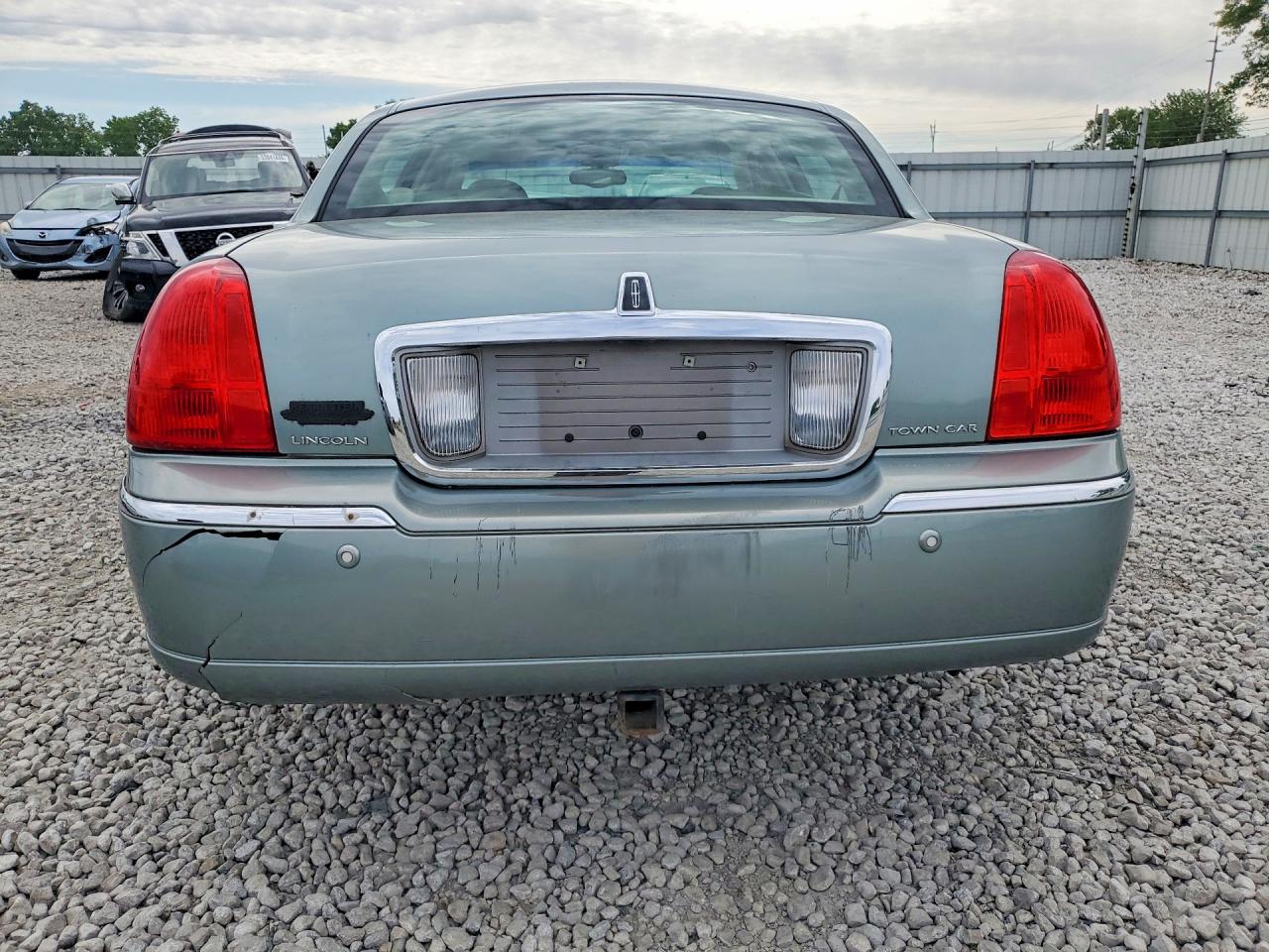 2004 Lincoln Town Car Ultimate Turquoise vin: 1LNHM83W34Y657366