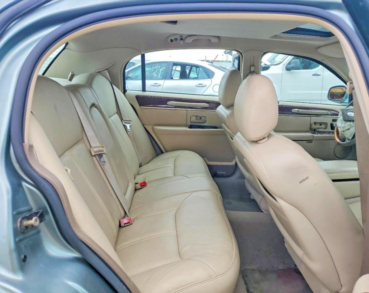 2004 Lincoln Town Car Ultimate Turquoise vin: 1LNHM83W34Y657366