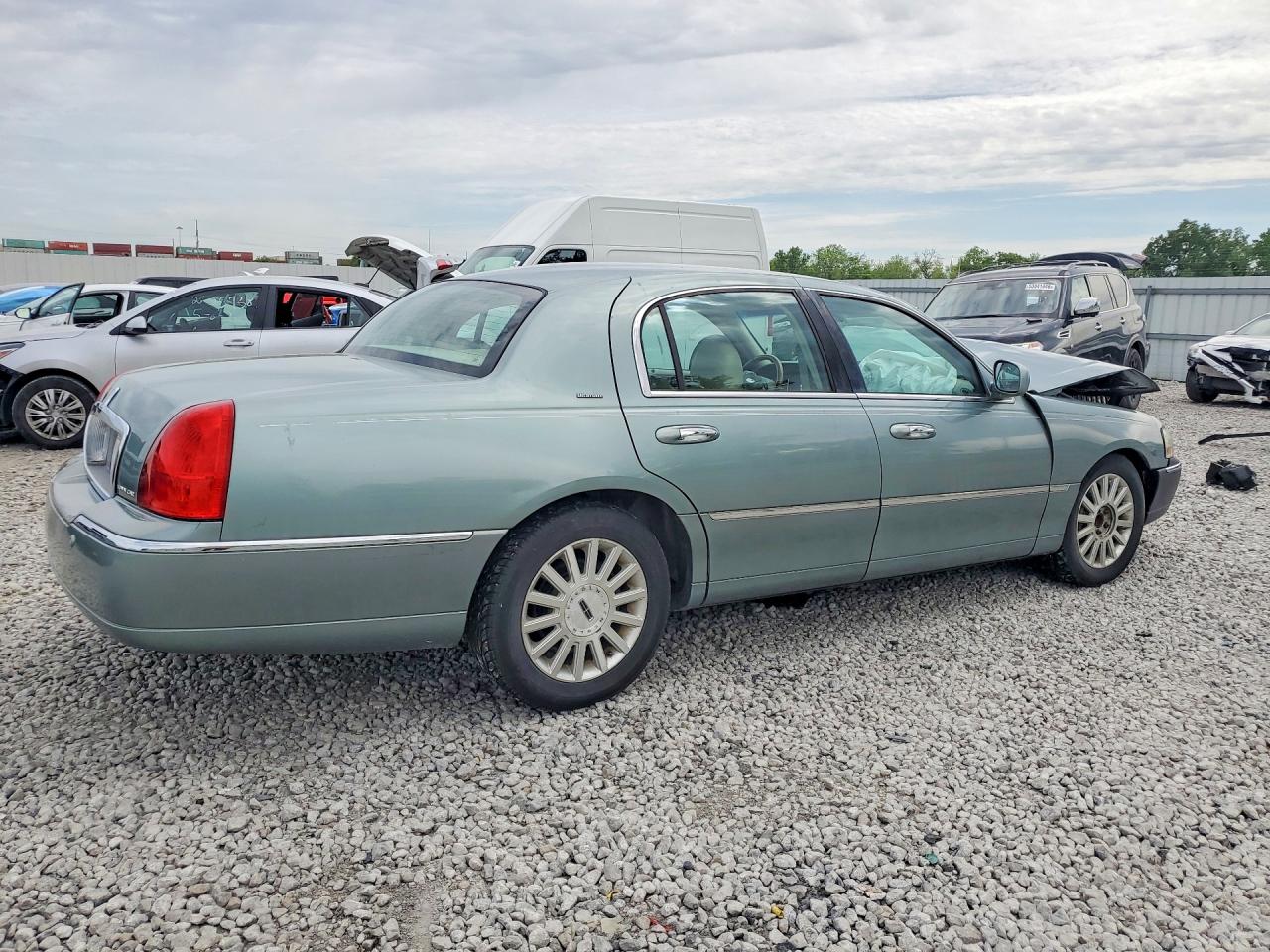 2004 Lincoln Town Car Ultimate Turquoise vin: 1LNHM83W34Y657366