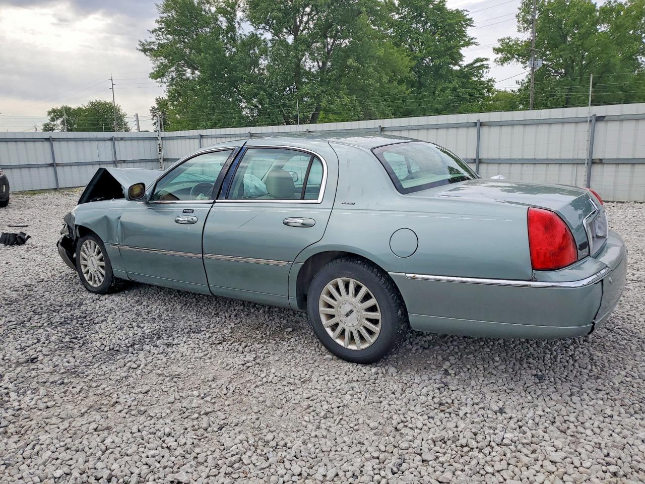 2004 Lincoln Town Car Ultimate Turquoise vin: 1LNHM83W34Y657366