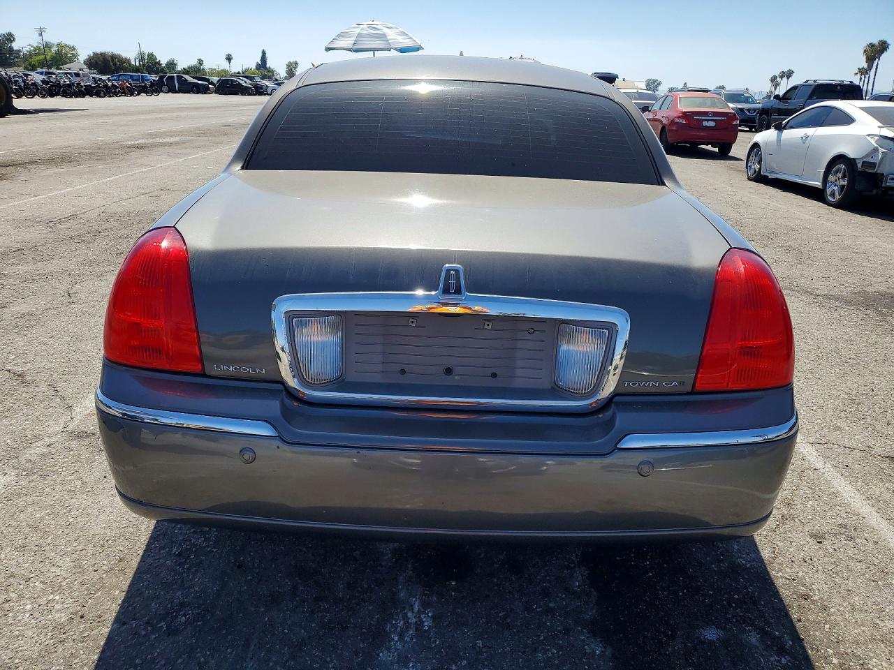 2004 Lincoln Town Car Ultimate Серый vin: 1LNHM83W34Y659909