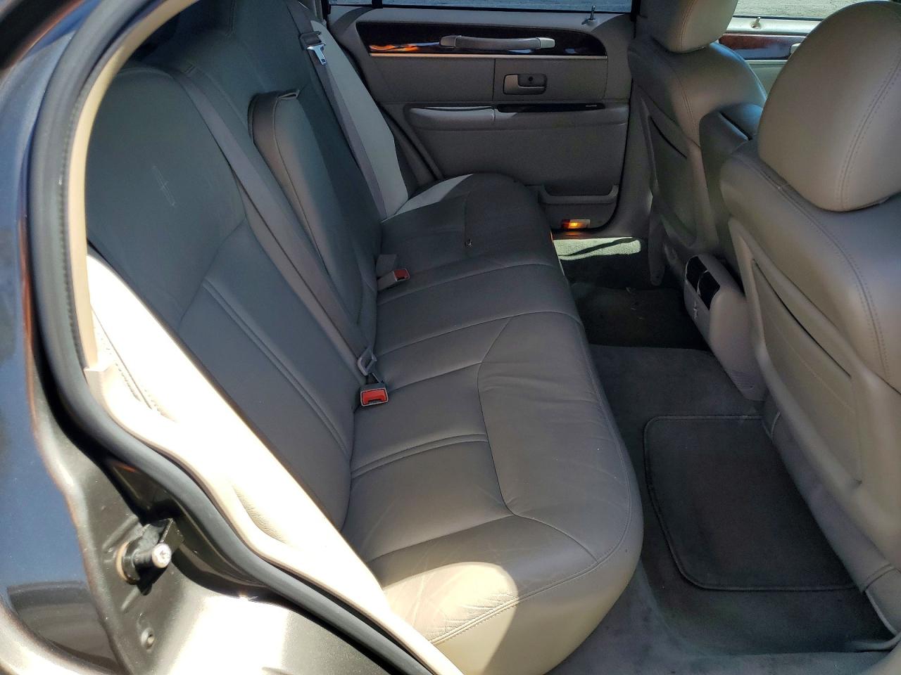 2004 Lincoln Town Car Ultimate Серый vin: 1LNHM83W34Y659909