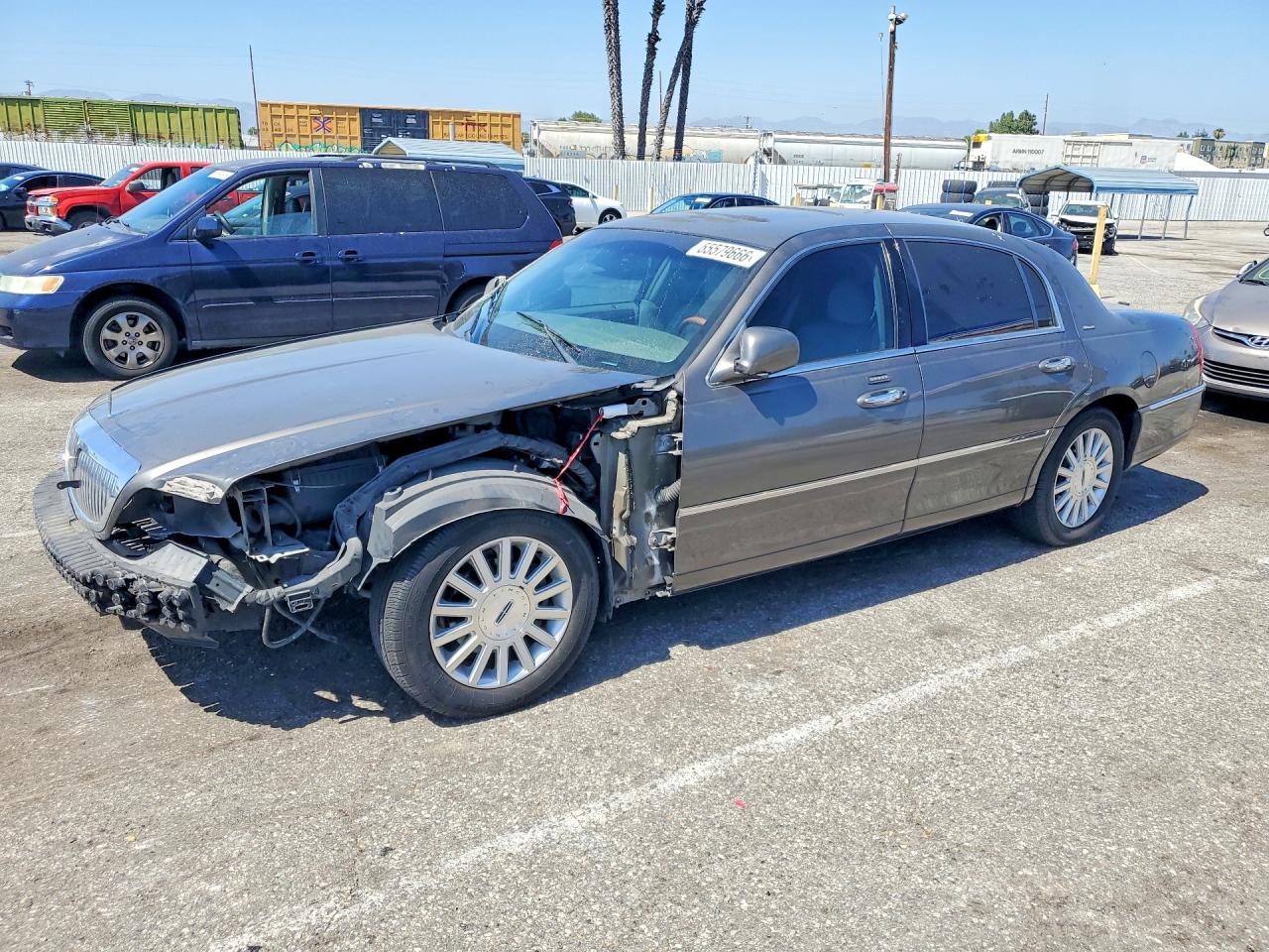 2004 Lincoln Town Car Ultimate Gray vin: 1LNHM83W34Y659909