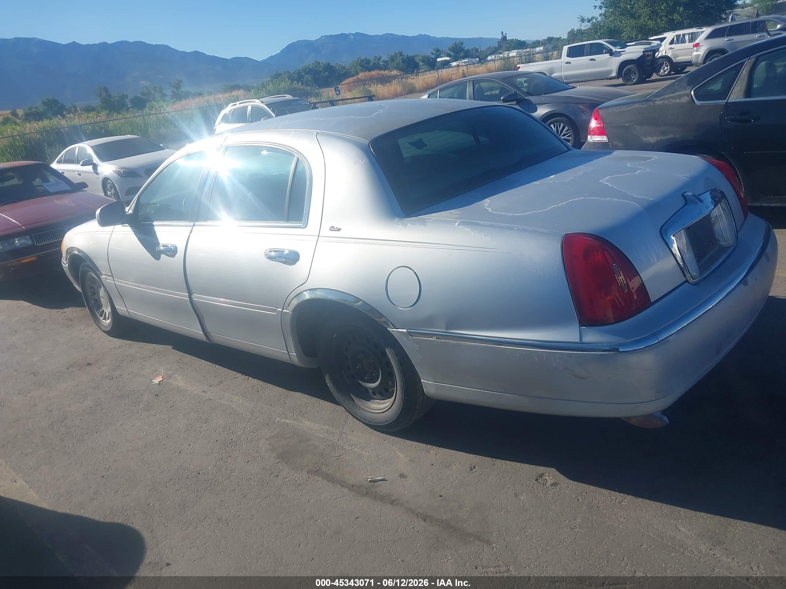 1999 Lincoln Town Car Cartier Silver vin: 1LNHM83W3XY641673