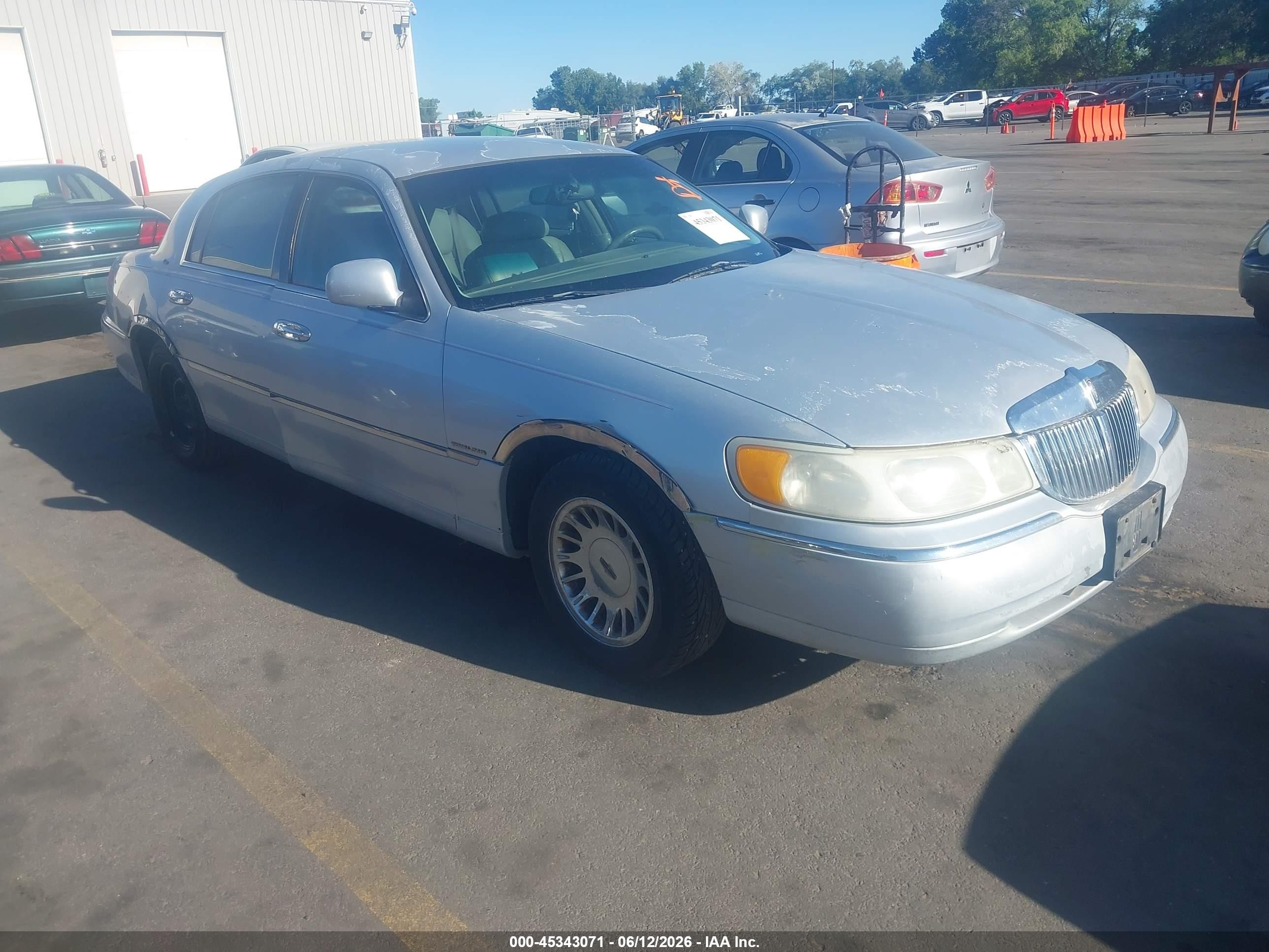 1999 Lincoln Town Car Cartier Silver vin: 1LNHM83W3XY641673