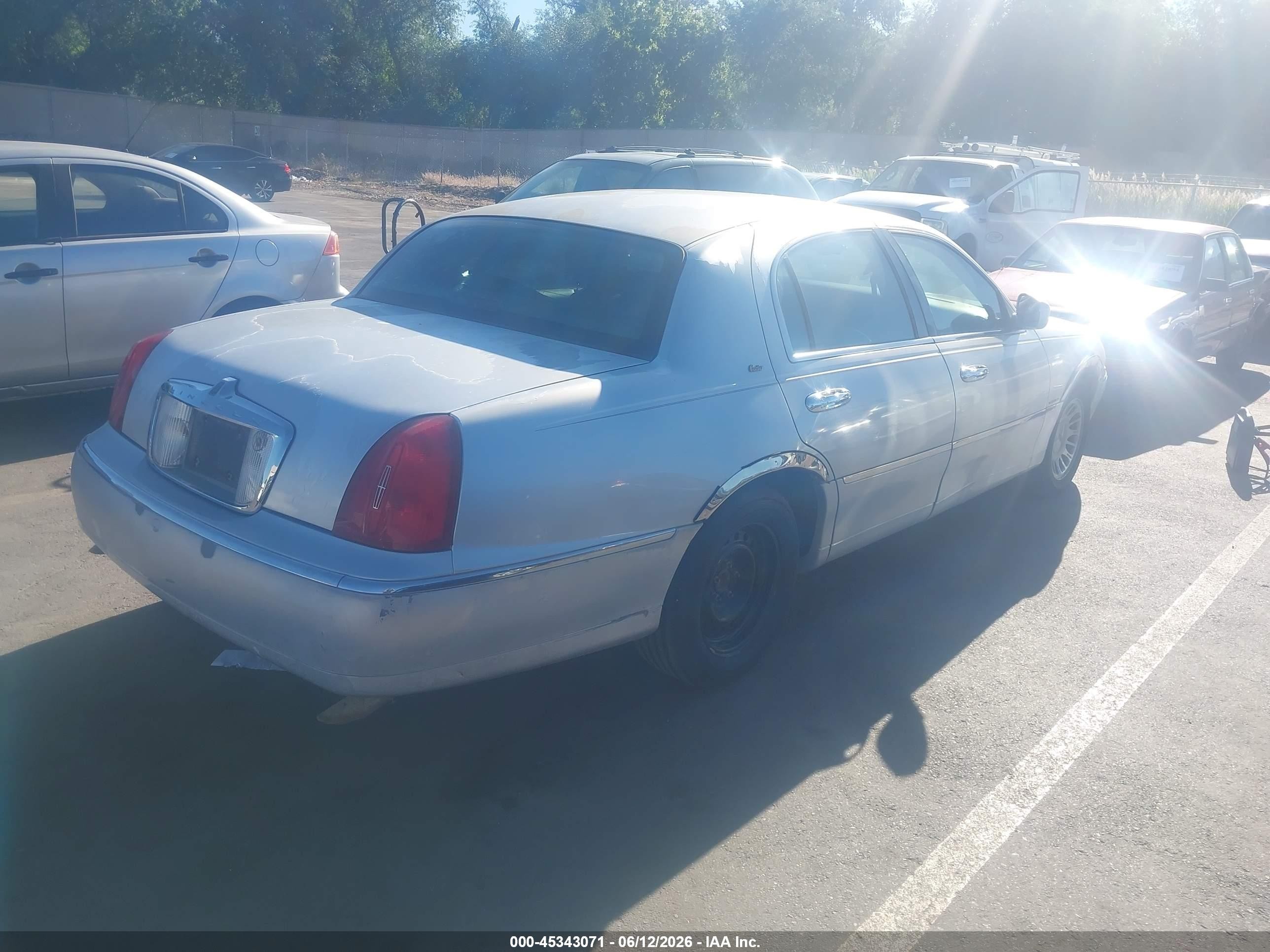 1999 Lincoln Town Car Cartier Silver vin: 1LNHM83W3XY641673