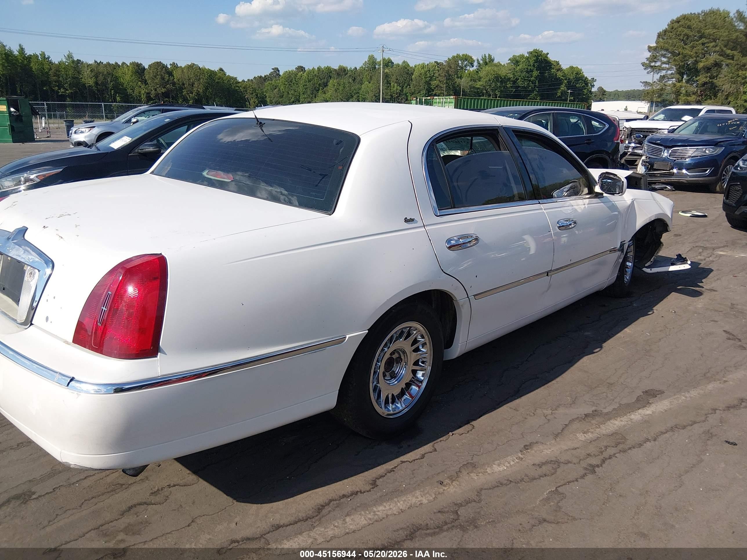 2000 Lincoln Town Car Cartier White vin: 1LNHM83W3YY884322