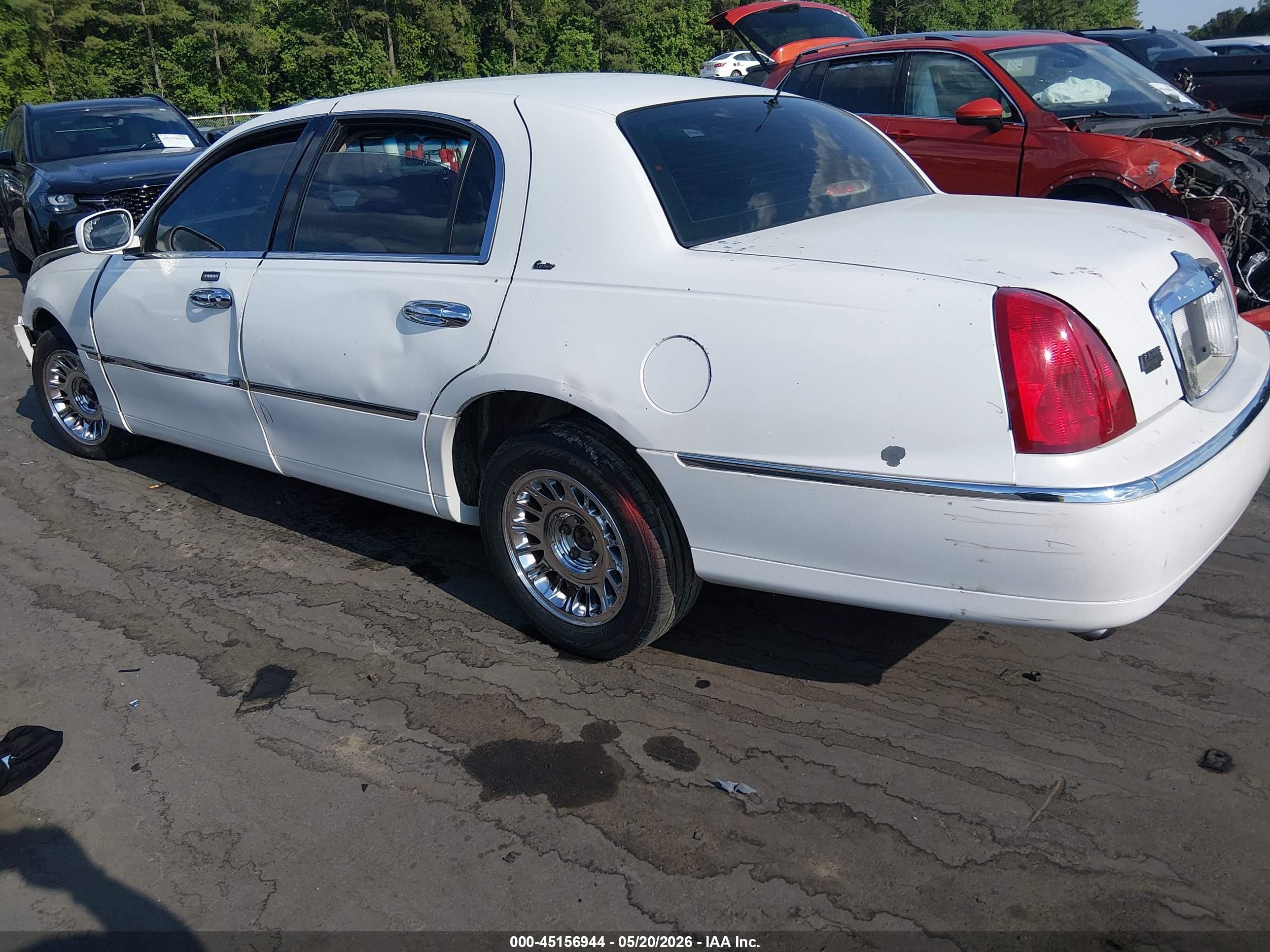 2000 Lincoln Town Car Cartier White vin: 1LNHM83W3YY884322
