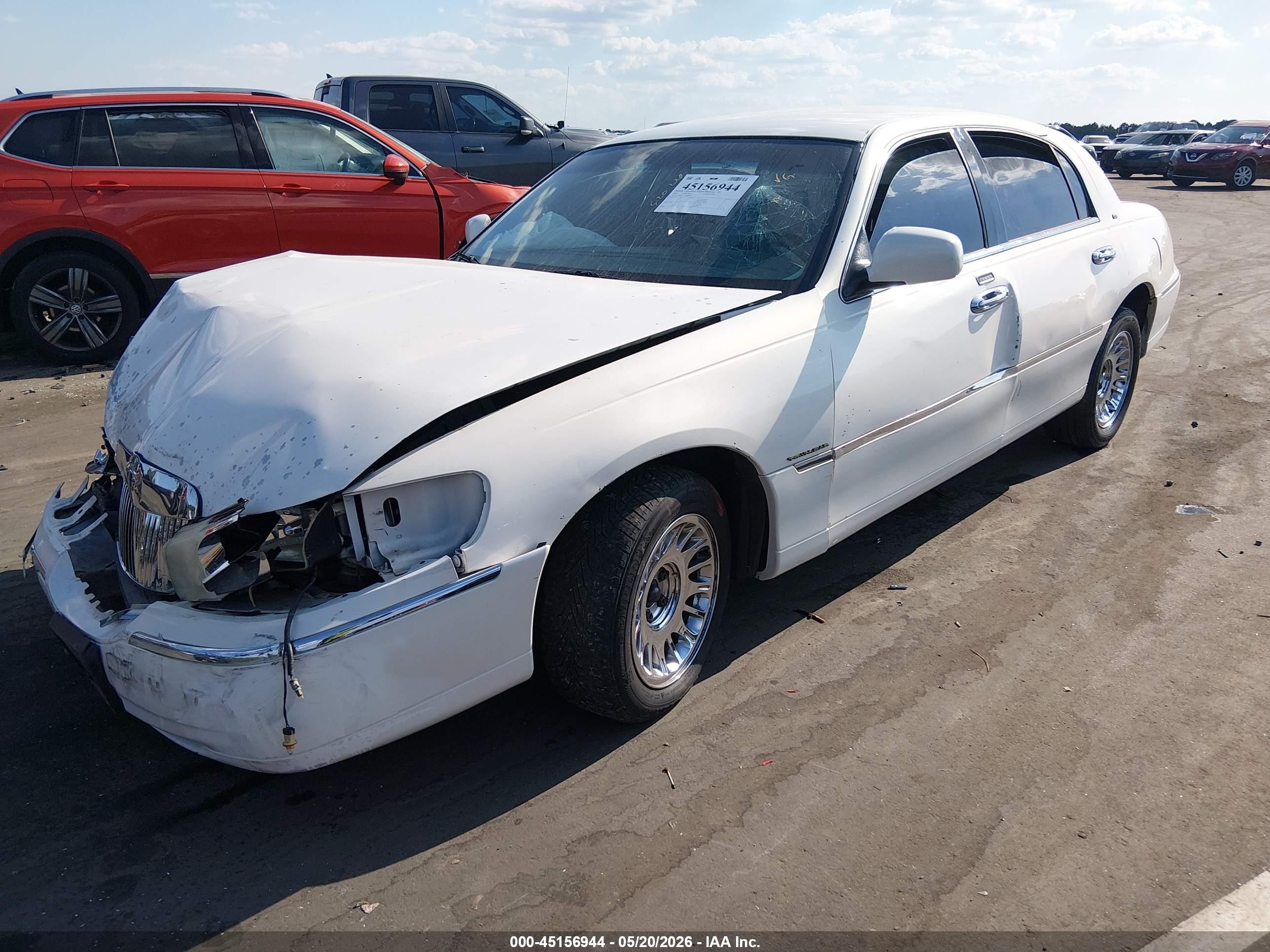 2000 Lincoln Town Car Cartier White vin: 1LNHM83W3YY884322