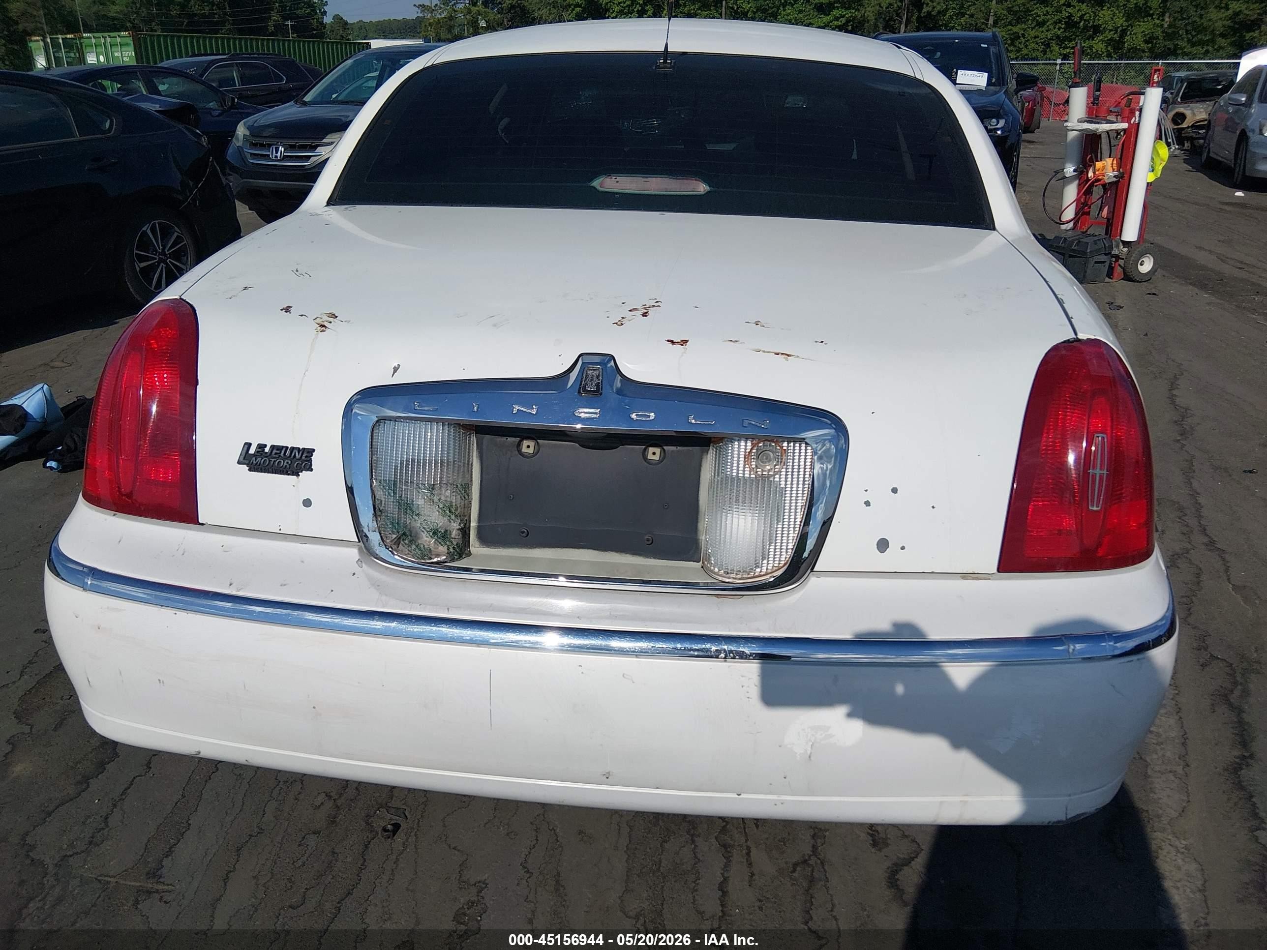 2000 Lincoln Town Car Cartier White vin: 1LNHM83W3YY884322