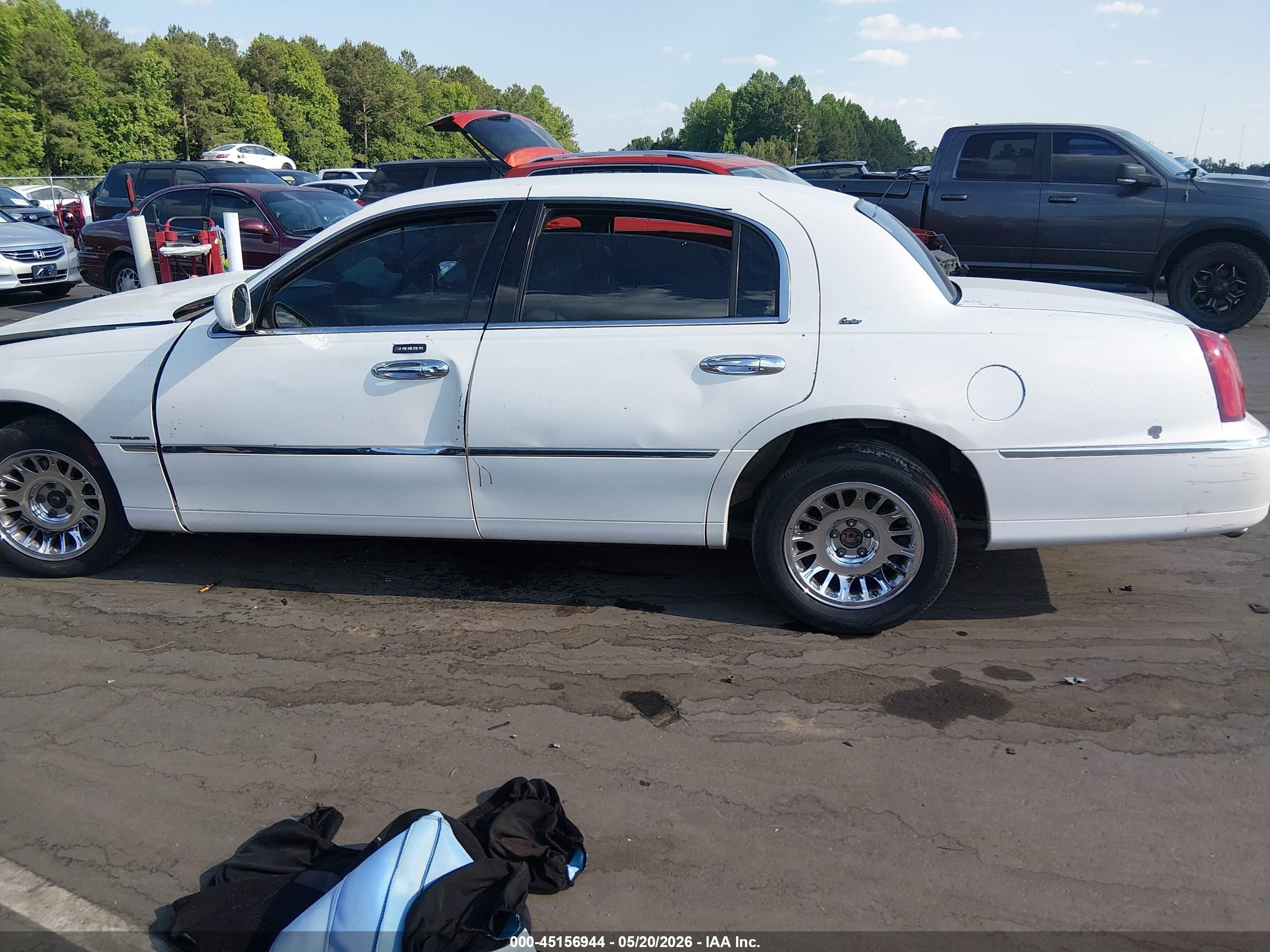 2000 Lincoln Town Car Cartier White vin: 1LNHM83W3YY884322