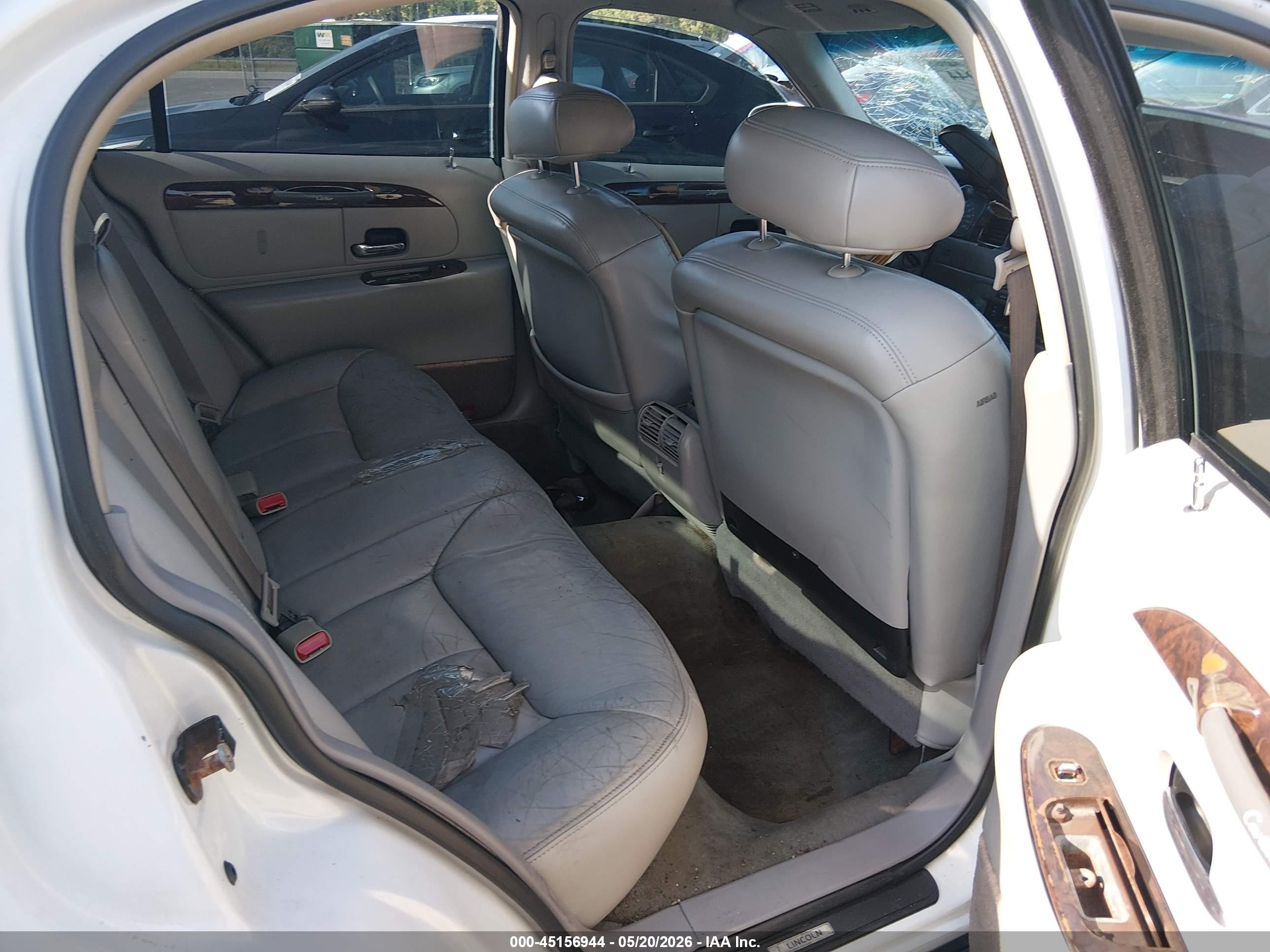 2000 Lincoln Town Car Cartier White vin: 1LNHM83W3YY884322