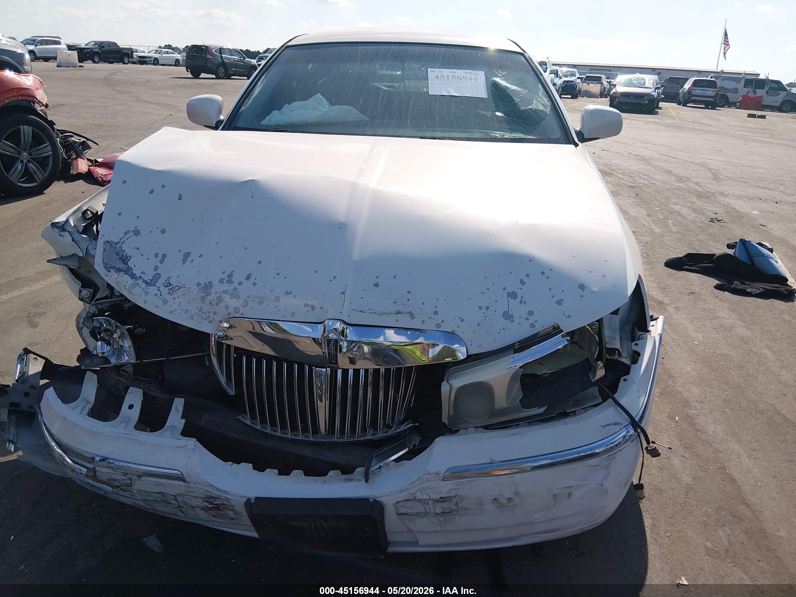 2000 Lincoln Town Car Cartier White vin: 1LNHM83W3YY884322