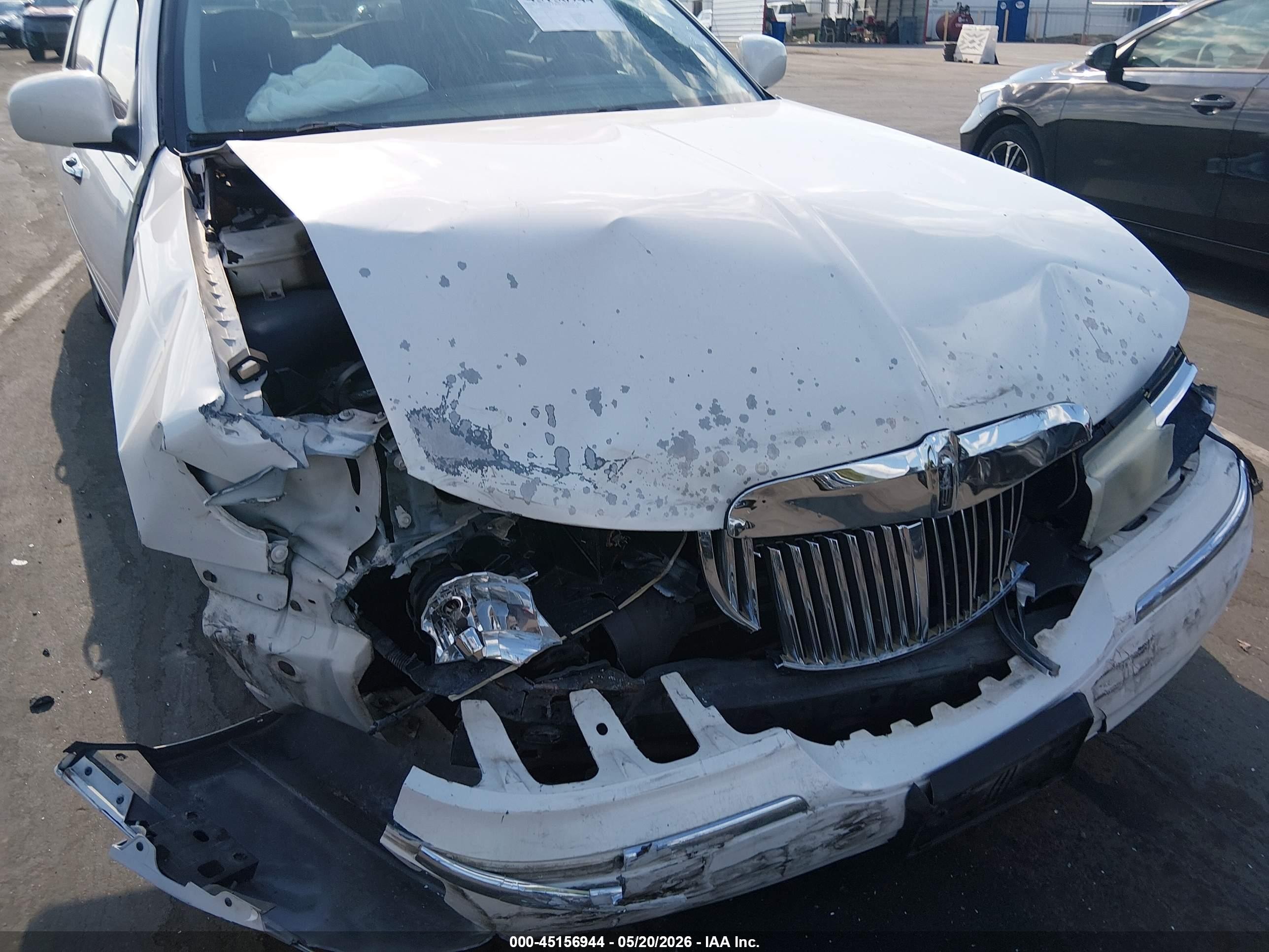 2000 Lincoln Town Car Cartier White vin: 1LNHM83W3YY884322