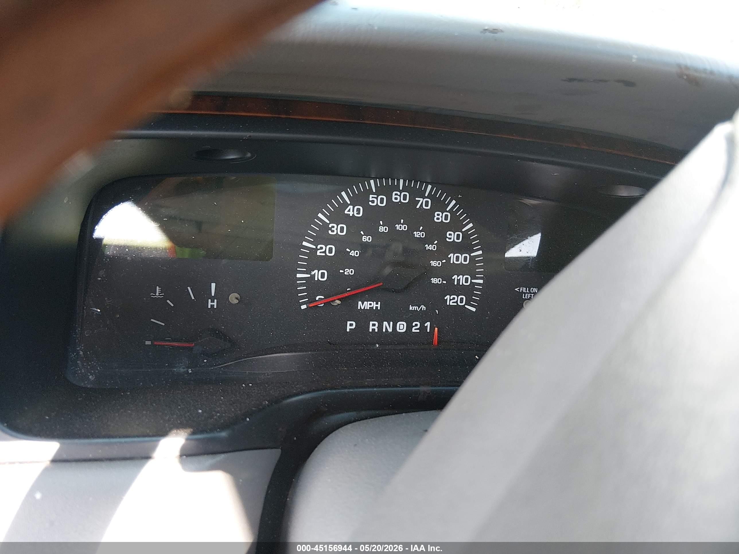 2000 Lincoln Town Car Cartier White vin: 1LNHM83W3YY884322